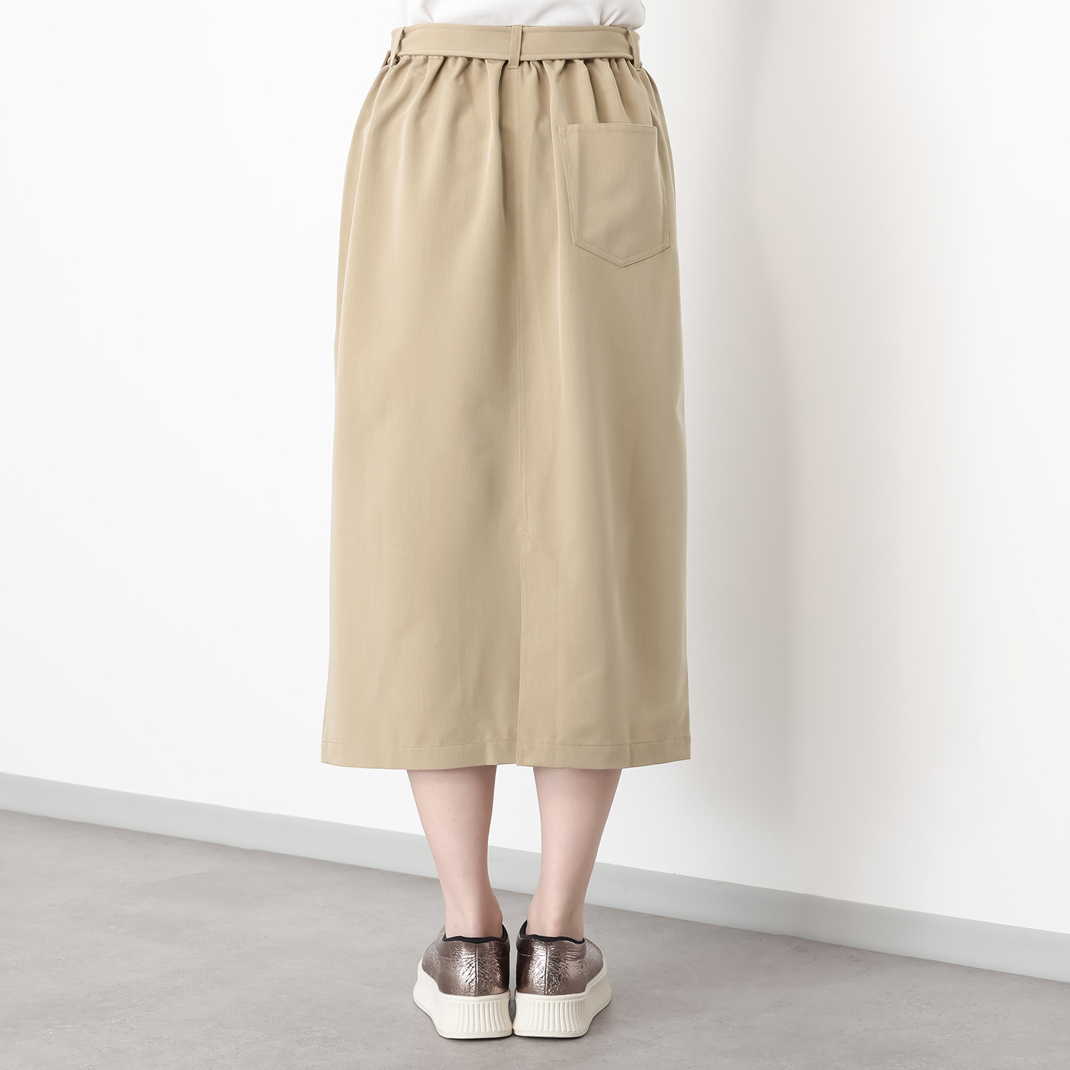 オンザビーバイサマーミー Ｉラインで旬な装い 共布配色ベルト付 タックデザインスカート