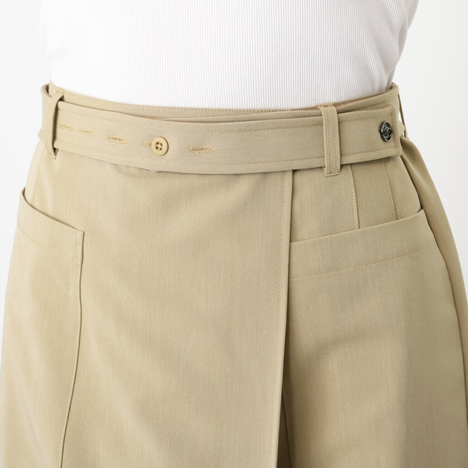 オンザビーバイサマーミー Ｉラインで旬な装い 共布配色ベルト付 タックデザインスカート