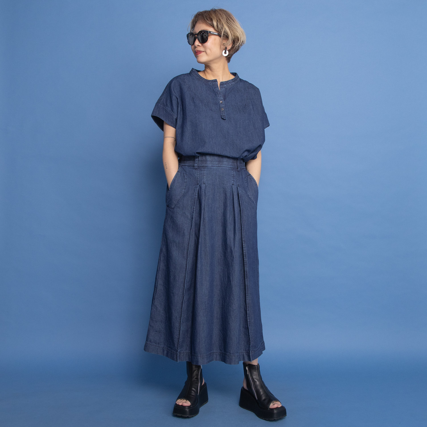 ワン　バイ ヨーコモリモト ライトオンスデニムで 爽やかモードカジュアル タックデザインスカート