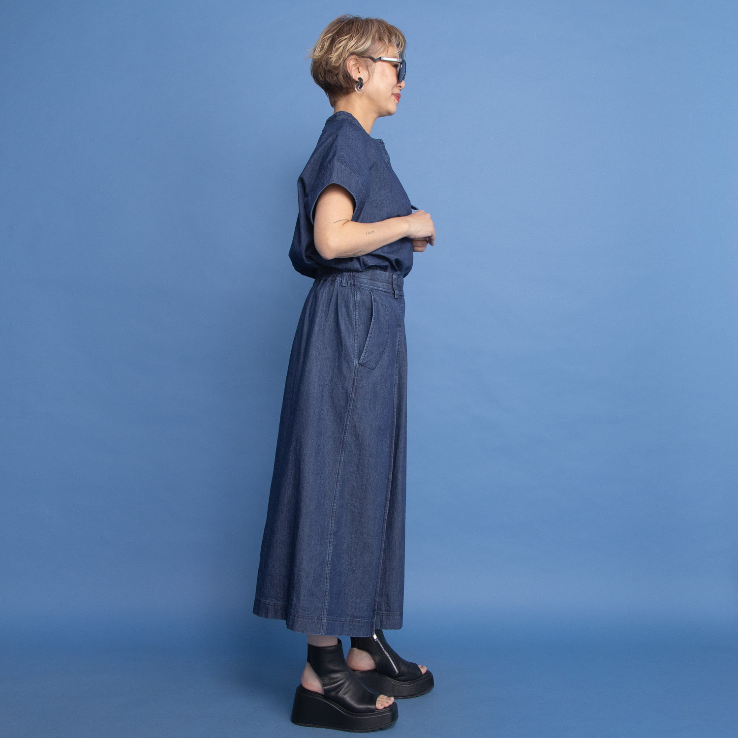 ワン　バイ ヨーコモリモト ライトオンスデニムで 爽やかモードカジュアル タックデザインスカート