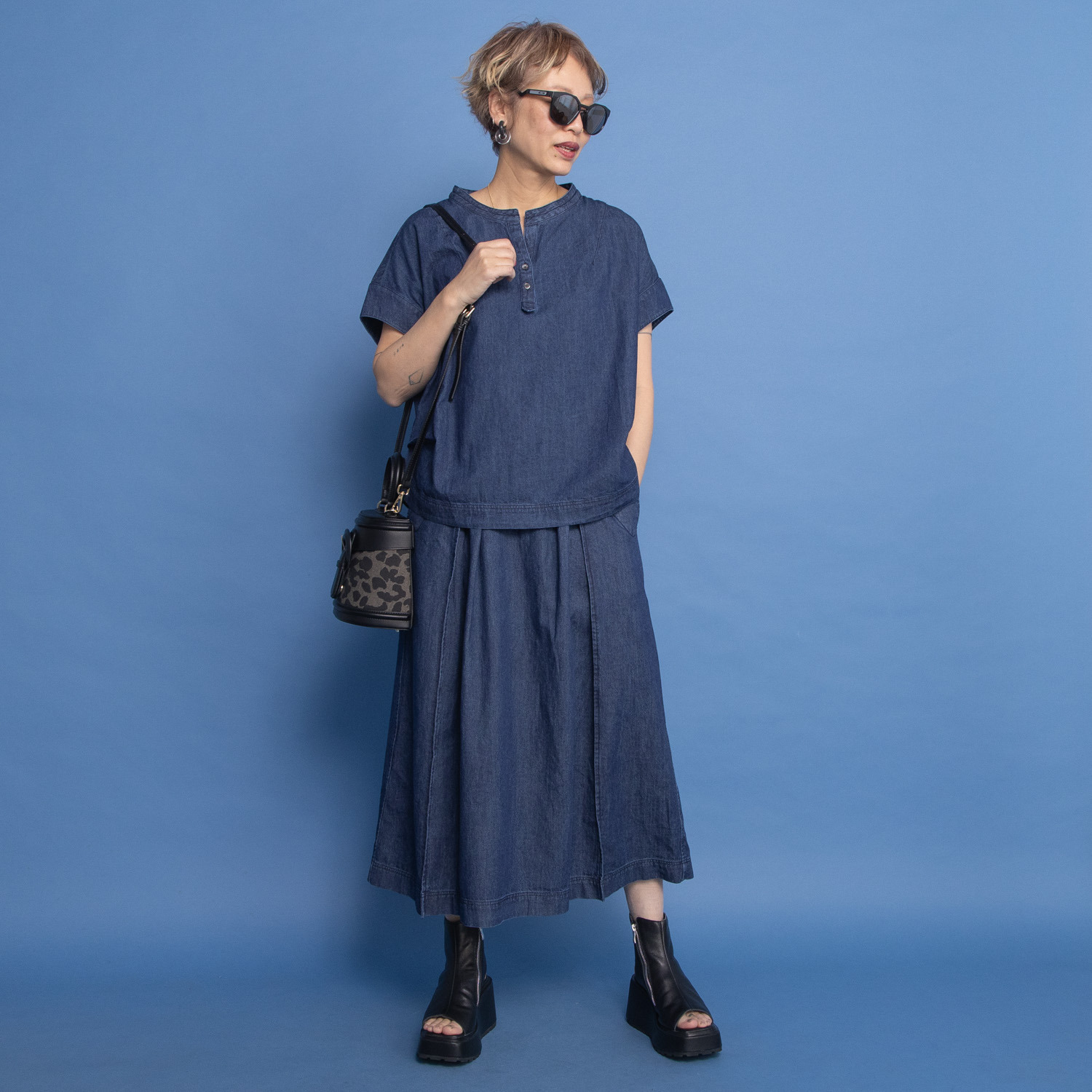 ワン　バイ ヨーコモリモト ライトオンスデニムで 爽やかモードカジュアル タックデザインスカート