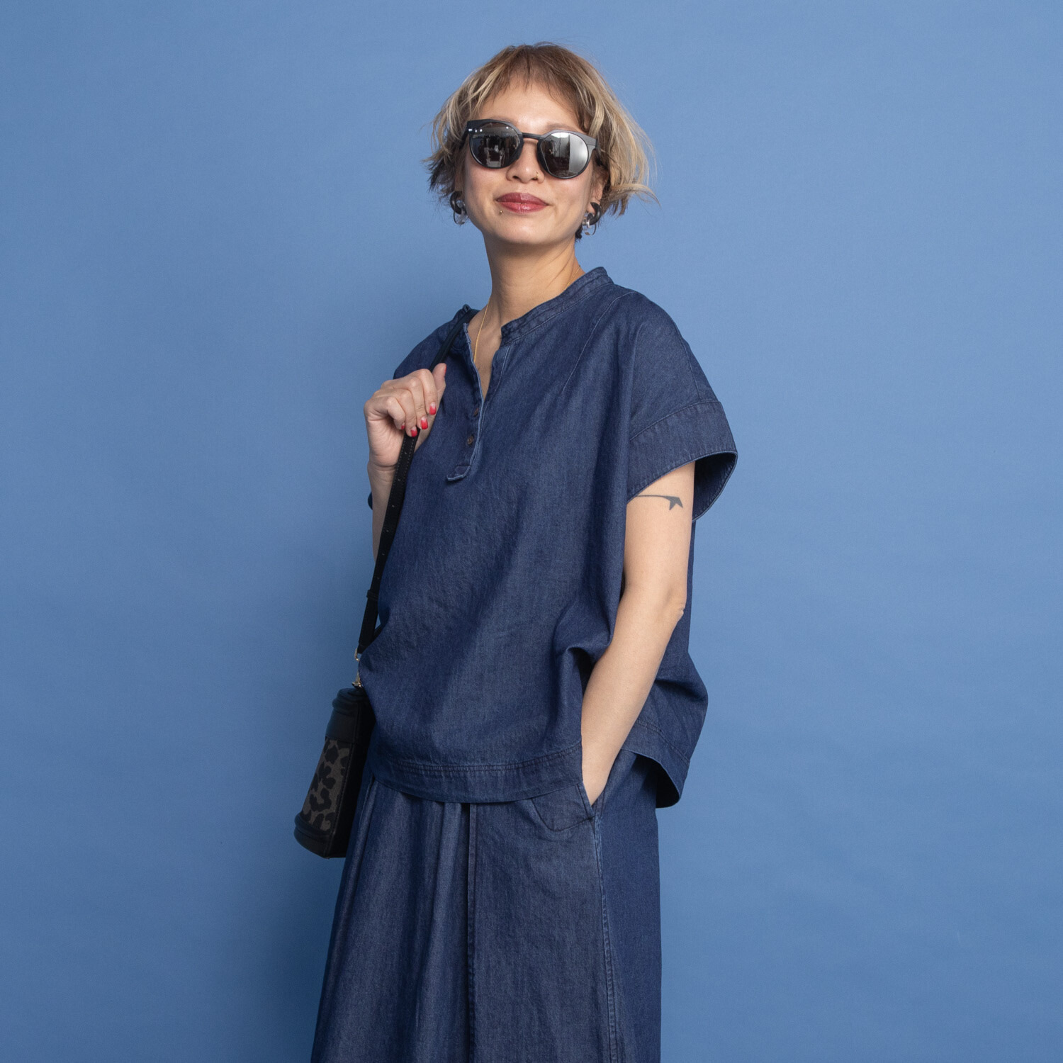 ワン　バイ ヨーコモリモト ライトオンスデニムで 爽やかモードカジュアル デザインブラウス