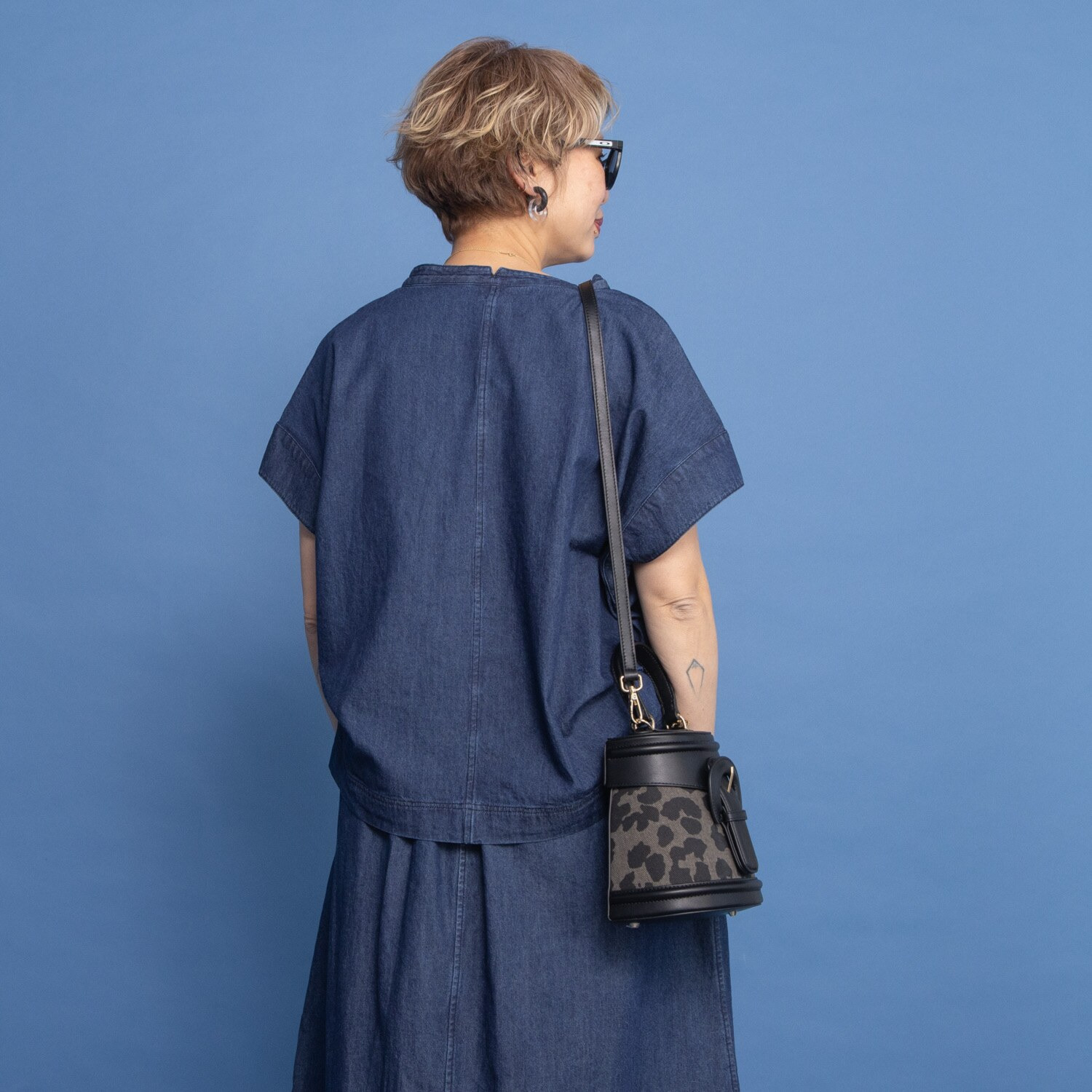 ワン　バイ ヨーコモリモト ライトオンスデニムで 爽やかモードカジュアル デザインブラウス