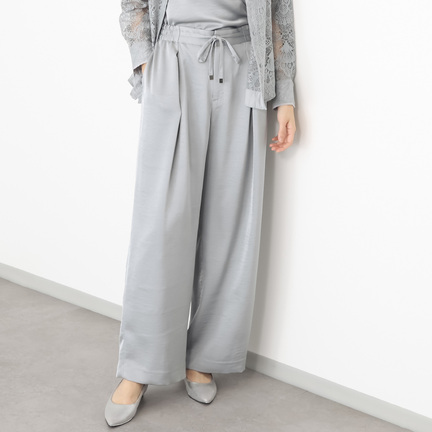 アンドスピカ リラックススタイル ワイドサテンパンツ