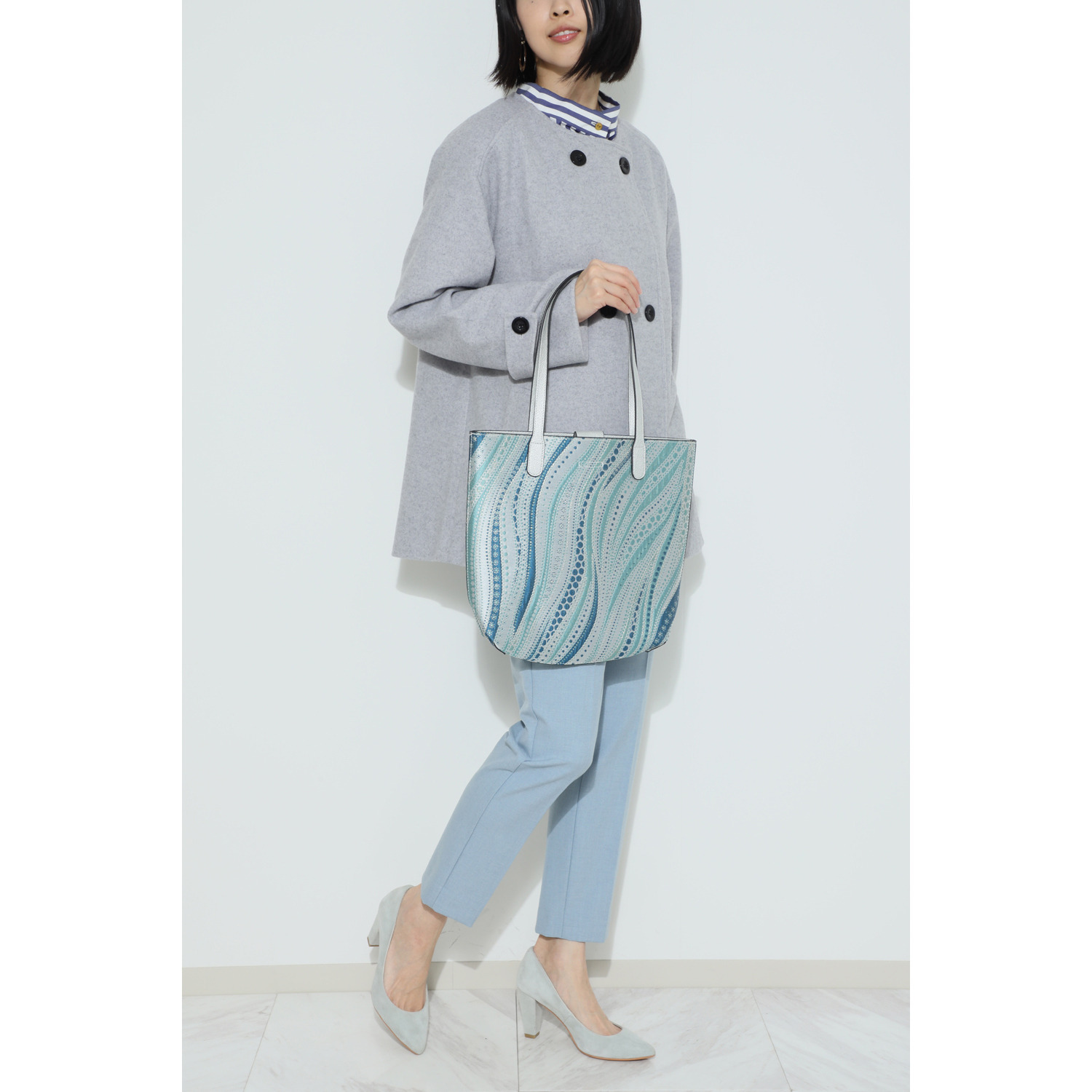 ラルジュ 波柄 リバーシブル　軽量 Ａ４トートバッグ