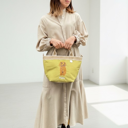 ラルジュ プレートチャーム付 テープアクセント 刺しゅう ２ウェイ舟形トートバッグ