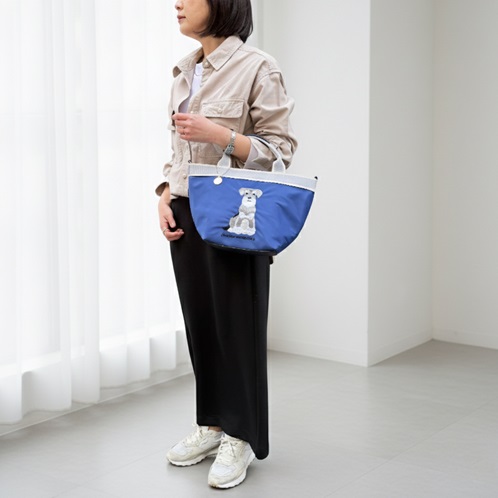 ラルジュ プレートチャーム付 テープアクセント 刺しゅう ２ウェイ舟形トートバッグ