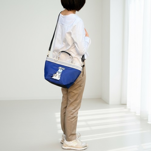 ラルジュ プレートチャーム付 テープアクセント 刺しゅう ２ウェイ舟形トートバッグ