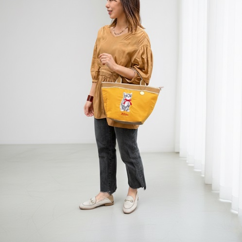 ラルジュ プレートチャーム付 テープアクセント 刺しゅう ２ウェイ舟形トートバッグ