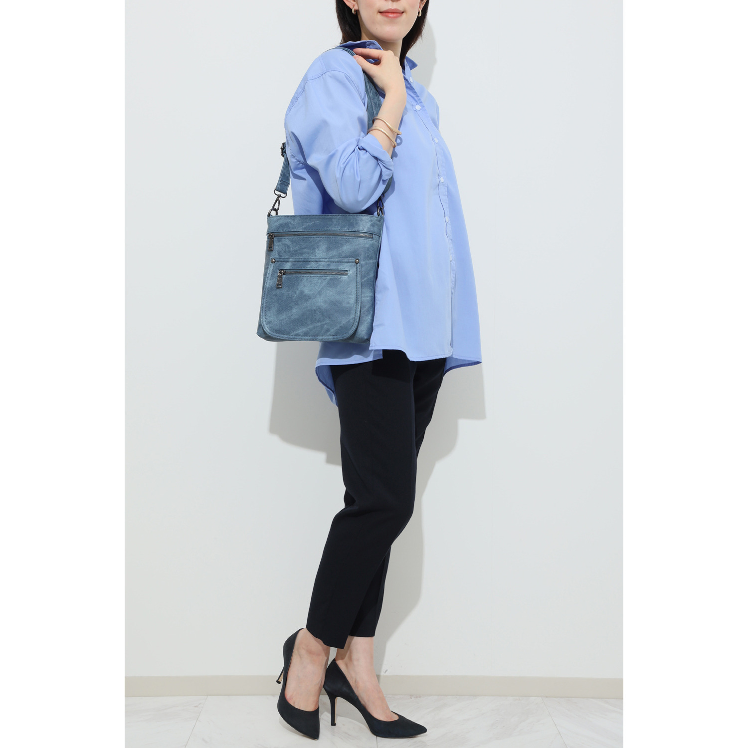 グッシオイタリー はっ水 こだわりのレザータッチ ポケットたっぷり ショルダーバッグ