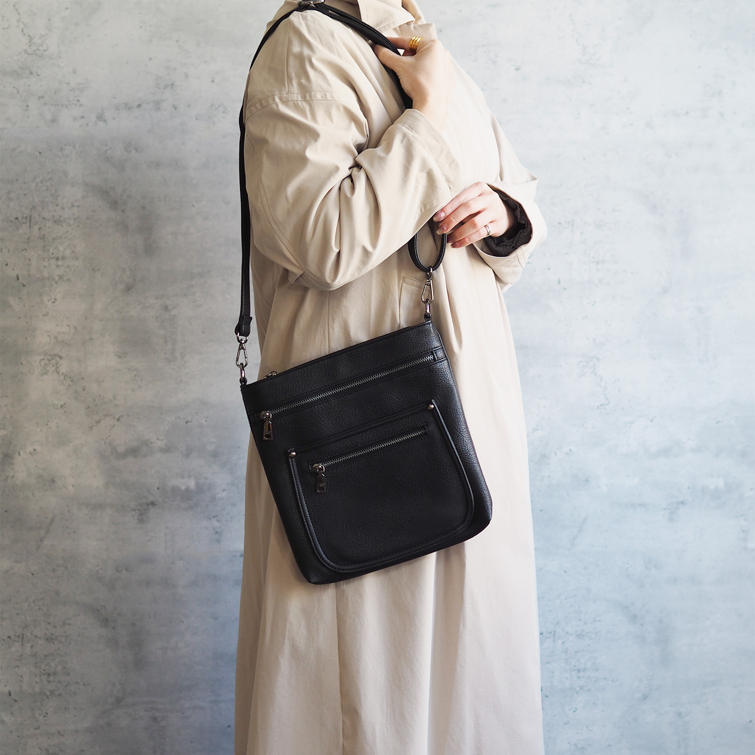 グッシオイタリー はっ水 こだわりのレザータッチ ポケットたっぷり ショルダーバッグ