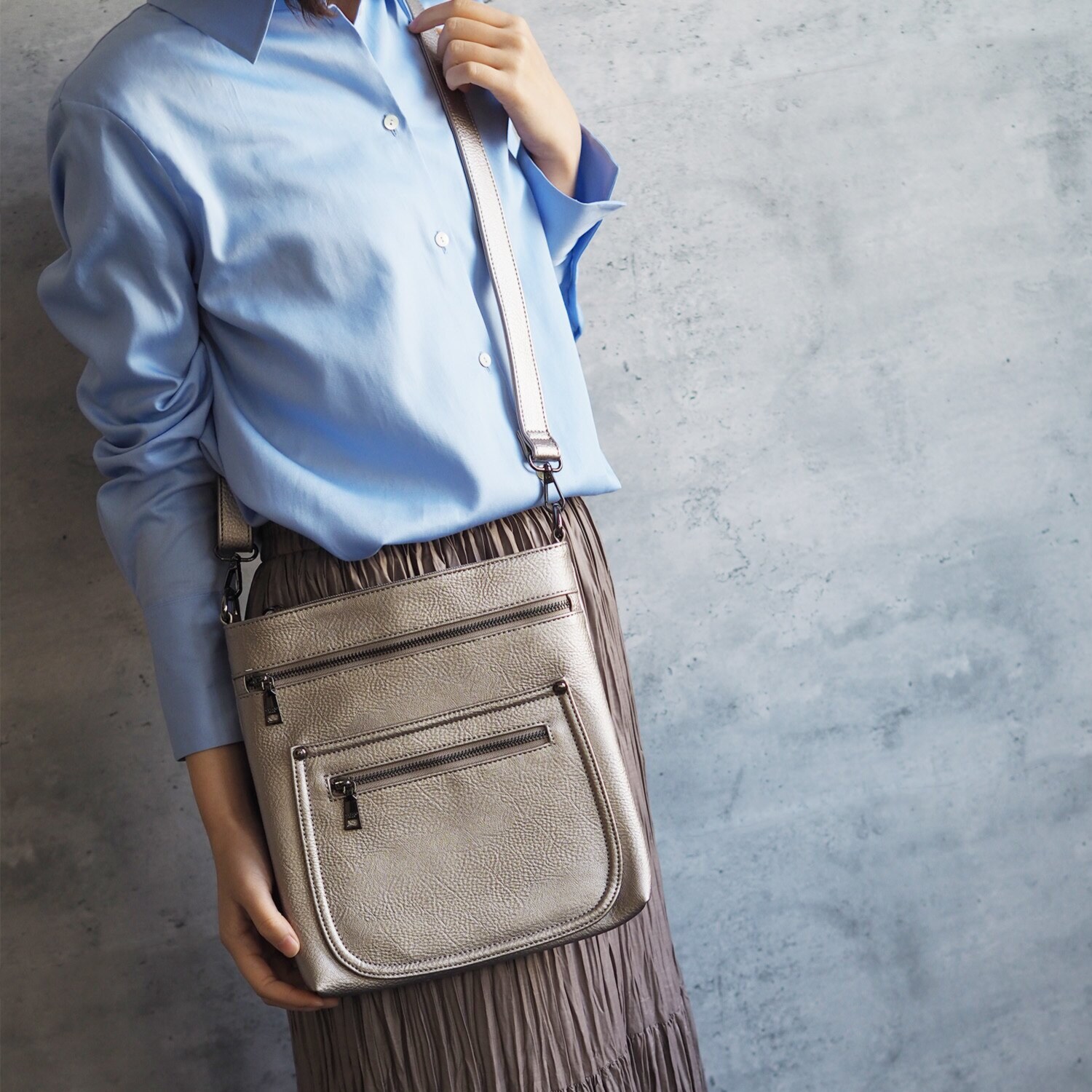 グッシオイタリー はっ水 こだわりのレザータッチ ポケットたっぷり ショルダーバッグ