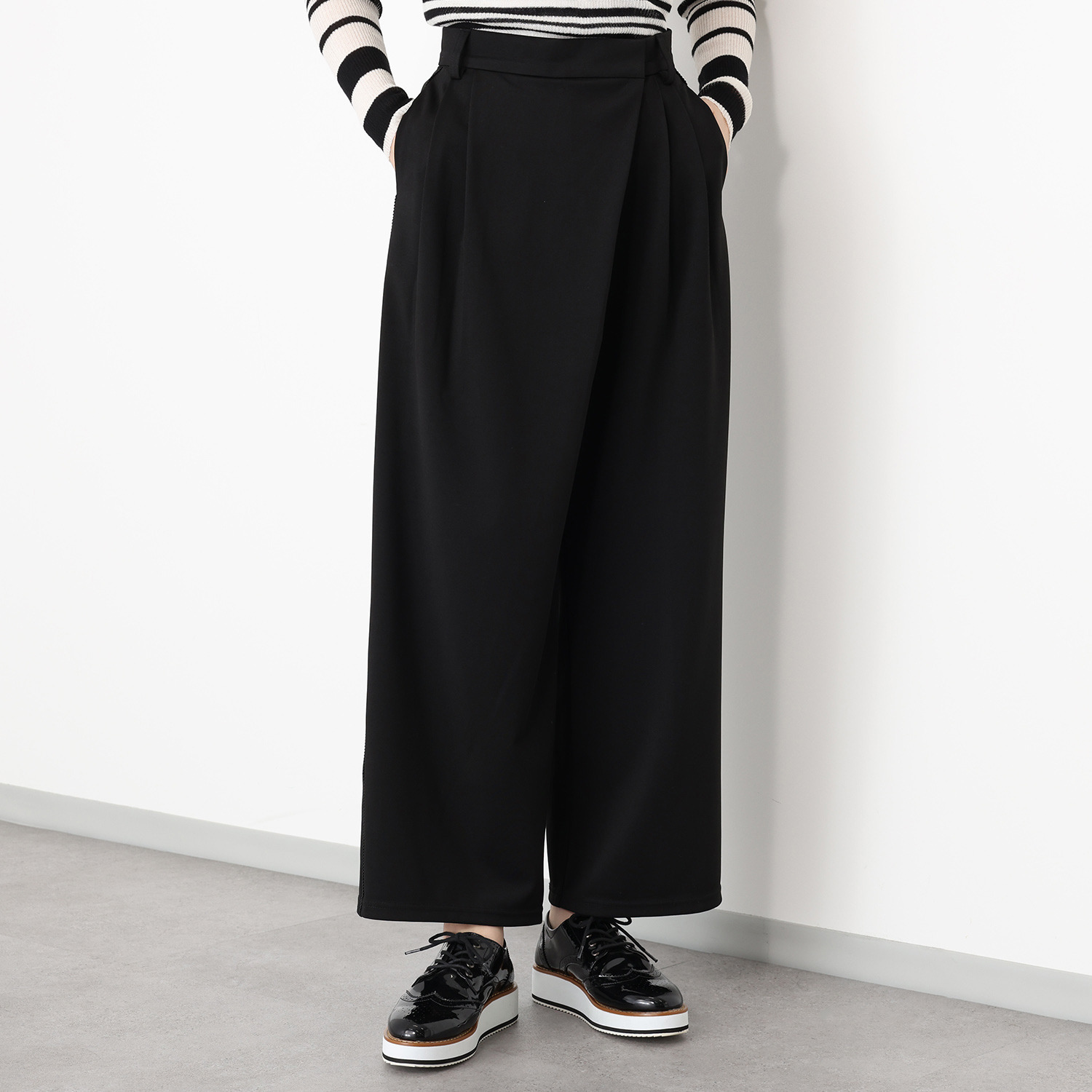 アンブリエ 美ライン ラップ風 ワイドパンツ