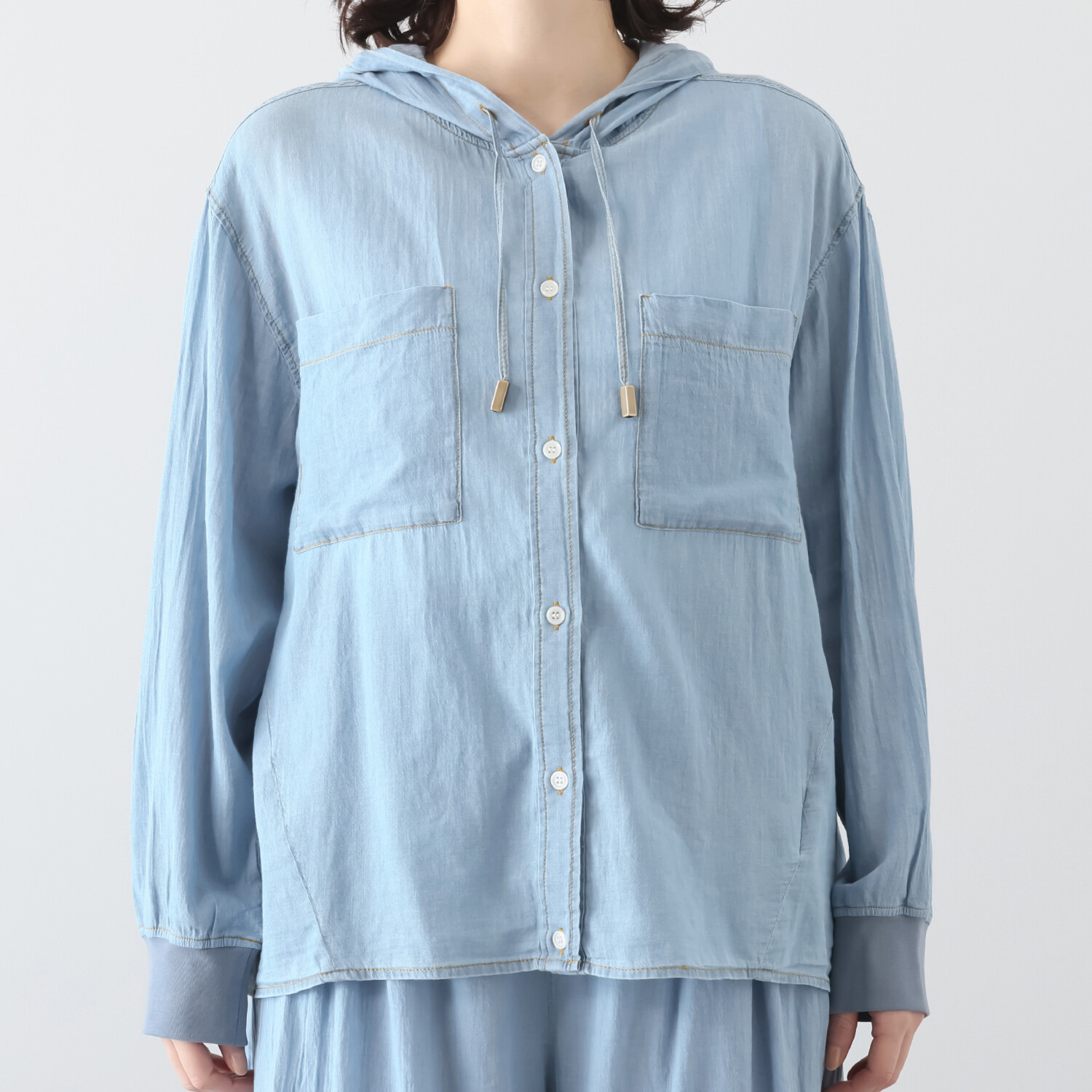 オン　ザ　エッジ 通年使える！ 重ねても映える！ こだわりのシアーデニム パーカーブラウスシャツ