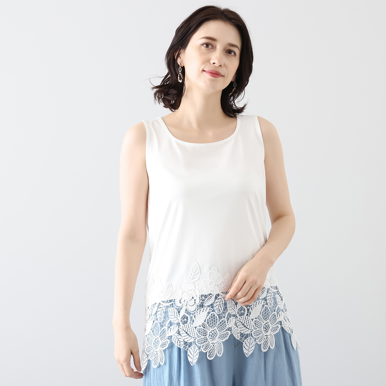 オン　ザ　エッジ フラワー＆ リーフモティーフ ケミカルレースが美しい スクエアーネック タンクトップ