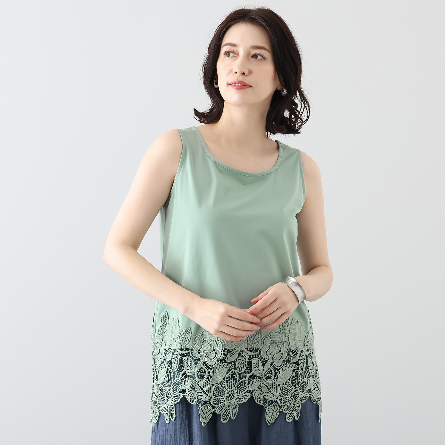 オン　ザ　エッジ フラワー＆ リーフモティーフ ケミカルレースが美しい スクエアーネック タンクトップ