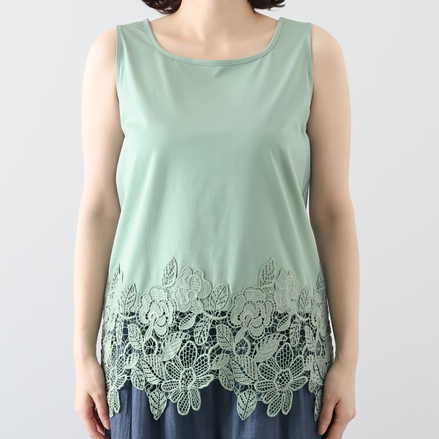 オン　ザ　エッジ フラワー＆ リーフモティーフ ケミカルレースが美しい スクエアーネック タンクトップ