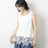 オン　ザ　エッジ フラワー＆ リーフモティーフ ケミカルレースが美しい スクエアーネック タンクトップ