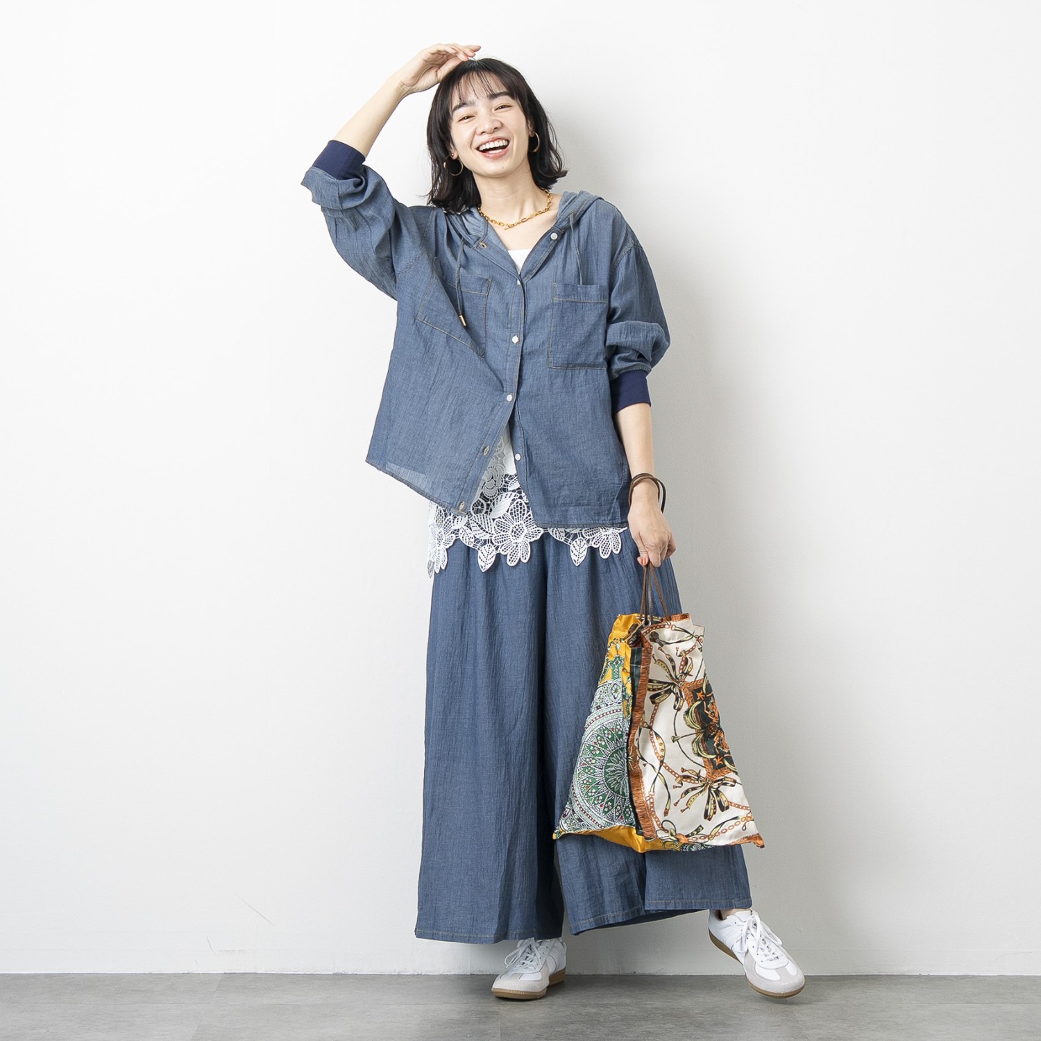 オン　ザ　エッジ フラワー＆ リーフモティーフ ケミカルレースが美しい スクエアーネック タンクトップ