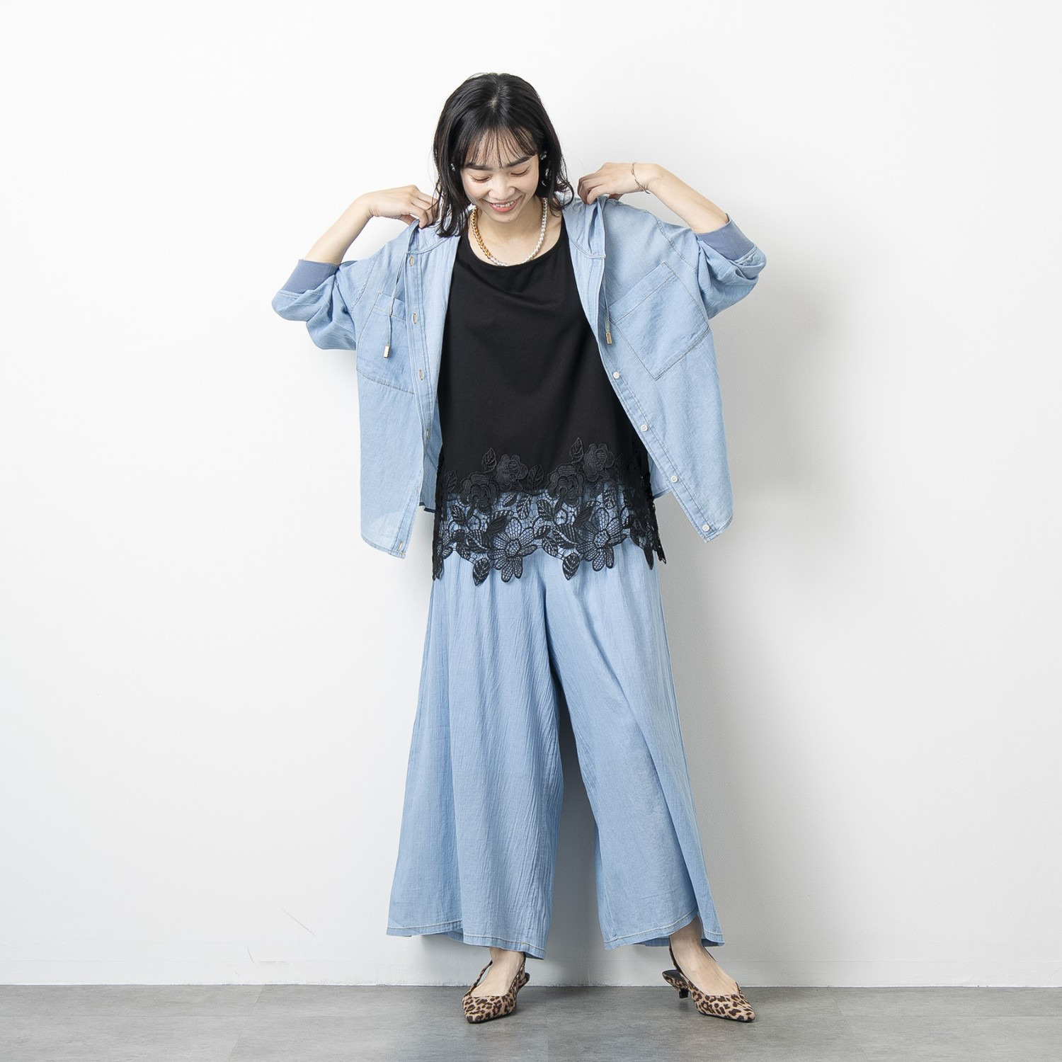 オン　ザ　エッジ フラワー＆ リーフモティーフ ケミカルレースが美しい スクエアーネック タンクトップ