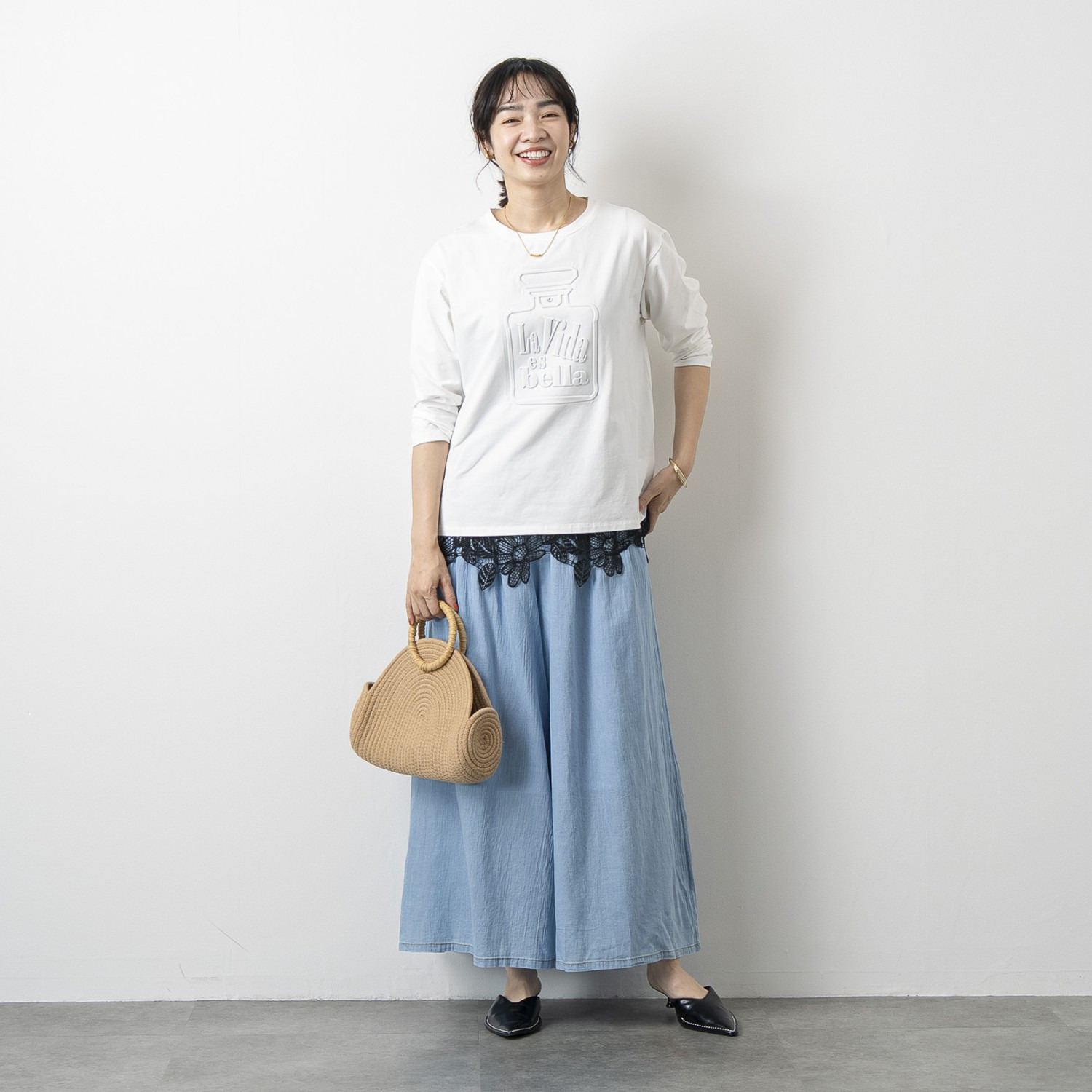 オン　ザ　エッジ フラワー＆ リーフモティーフ ケミカルレースが美しい スクエアーネック タンクトップ