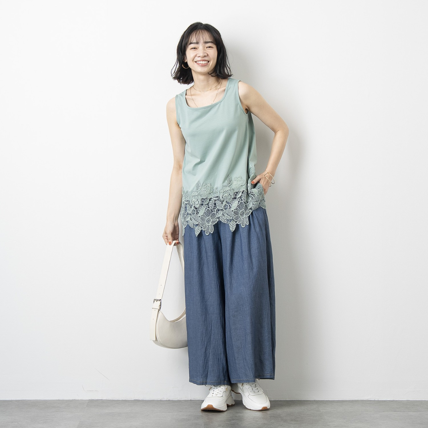 オン　ザ　エッジ フラワー＆ リーフモティーフ ケミカルレースが美しい スクエアーネック タンクトップ