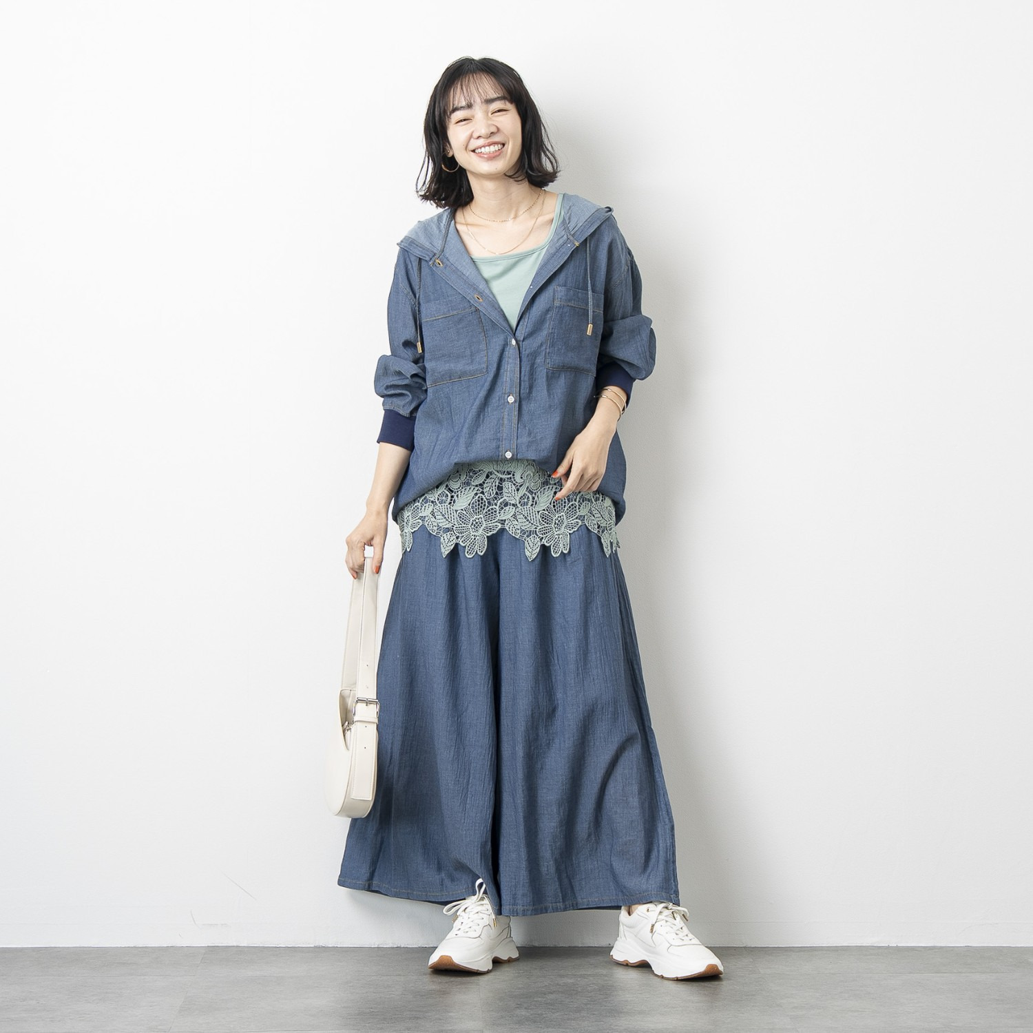 オン　ザ　エッジ フラワー＆ リーフモティーフ ケミカルレースが美しい スクエアーネック タンクトップ