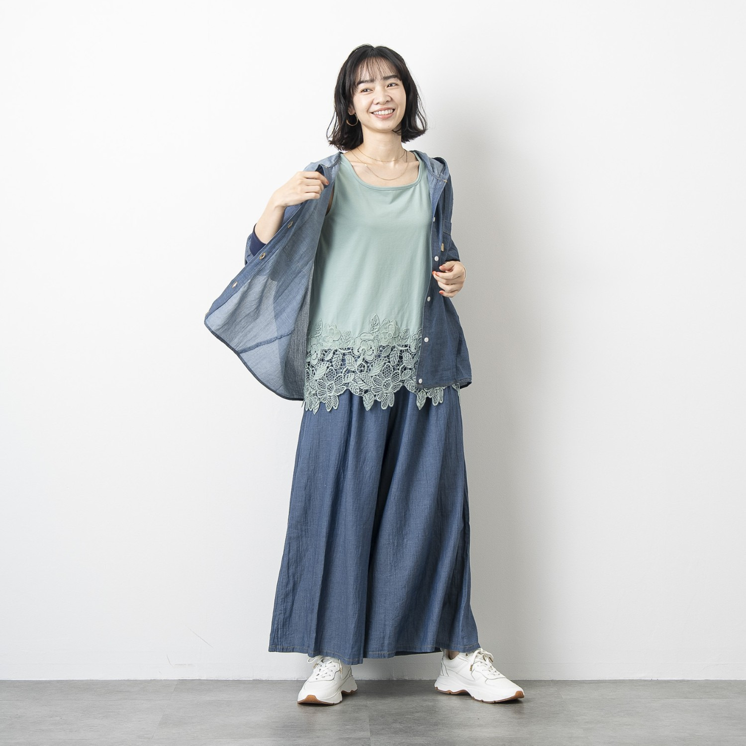 オン　ザ　エッジ フラワー＆ リーフモティーフ ケミカルレースが美しい スクエアーネック タンクトップ