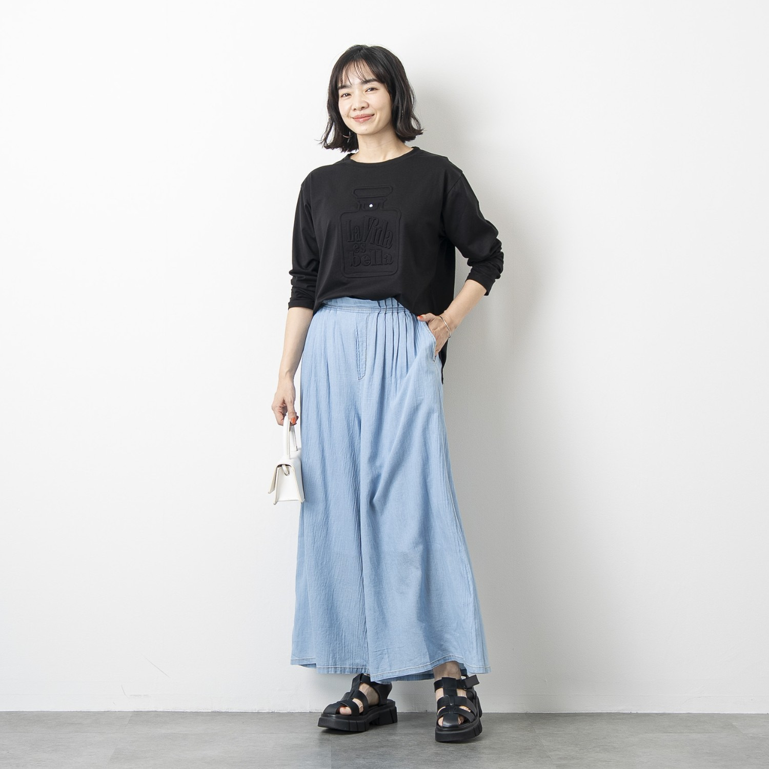 オン　ザ　エッジ 立体モティーフが新鮮 エンボス＆ラインストーン こなれ見え長袖Ｔシャツ