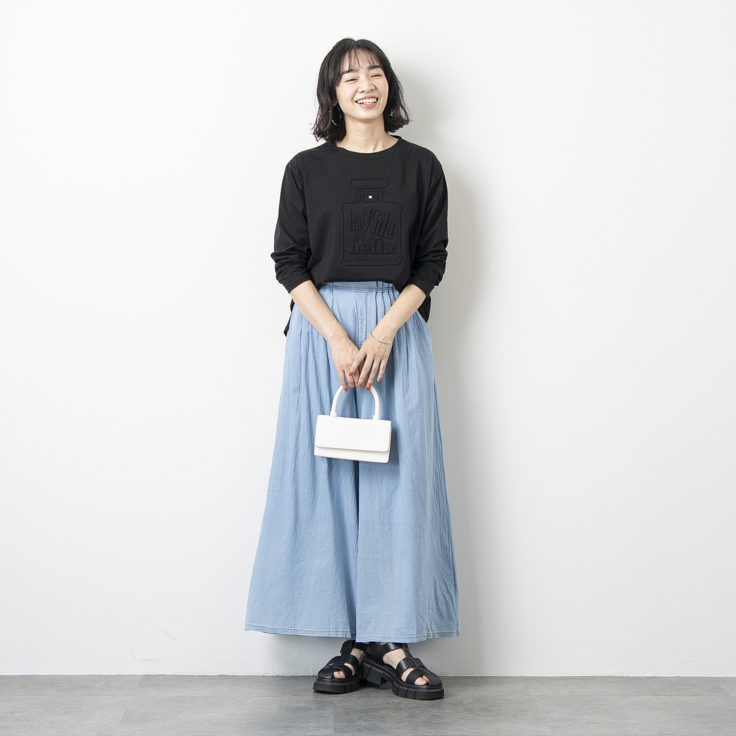 オン　ザ　エッジ 立体モティーフが新鮮 エンボス＆ラインストーン こなれ見え長袖Ｔシャツ