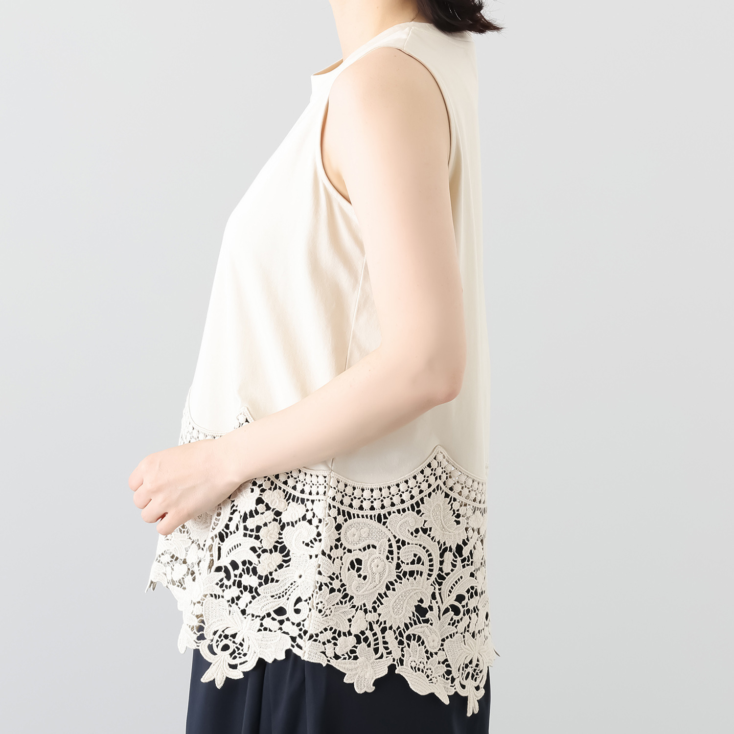 元町ゼラール ギザコットン混 プレーティングジャージー 華やかレーストリミング ノースリーブプルオーバー