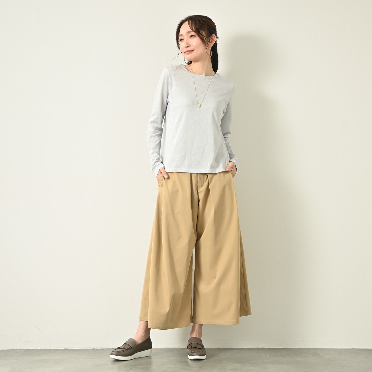 元町ゼラール しなやかチノ素材 タックアクセント スカート風パンツ