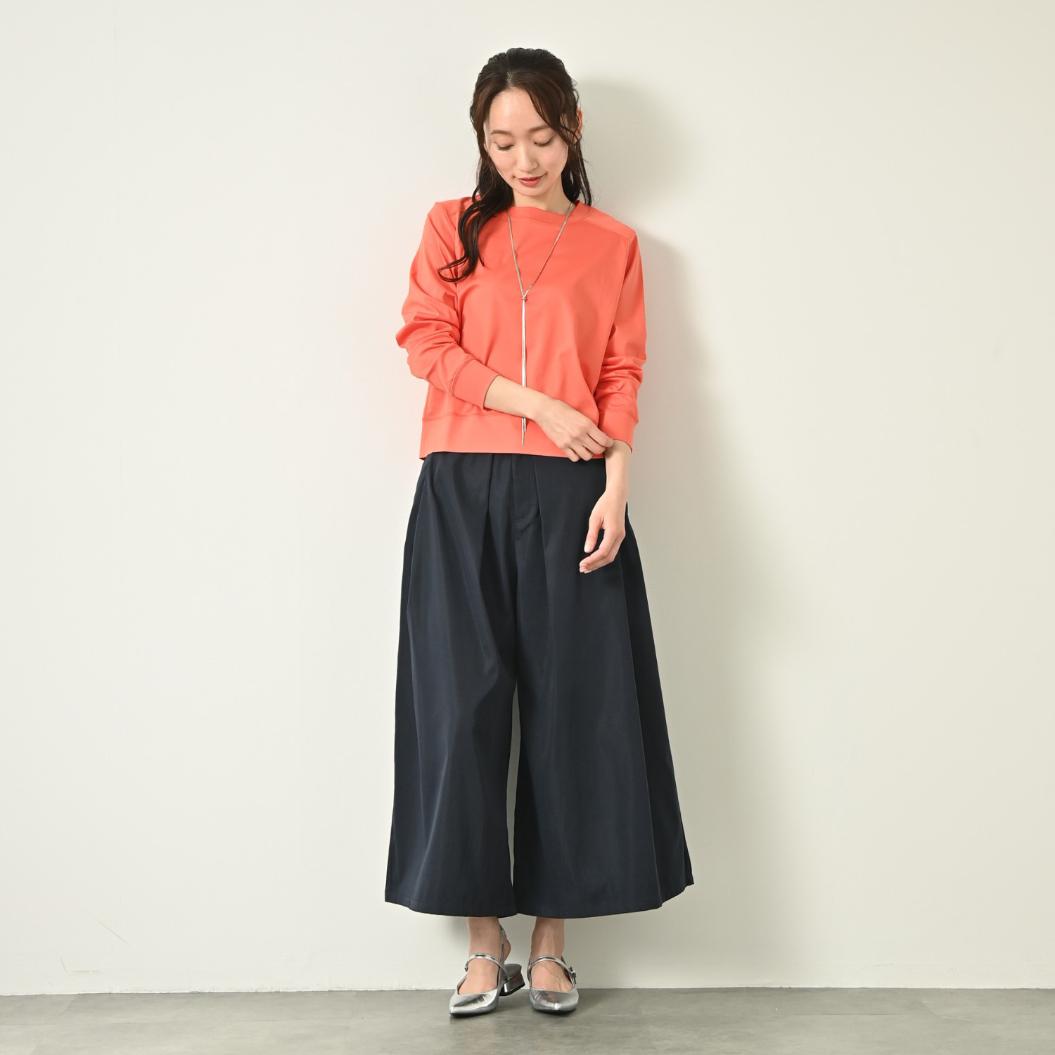 元町ゼラール しなやかチノ素材 タックアクセント スカート風パンツ