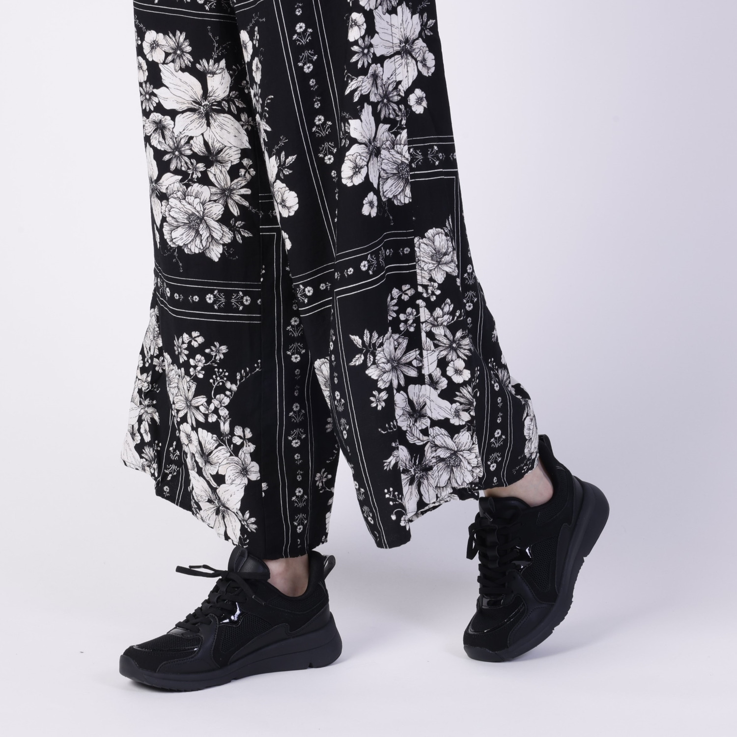 特殊インソールで血行よく 整体師が本気で考えた おしゃれな健康スニーカー ＜レディース＞