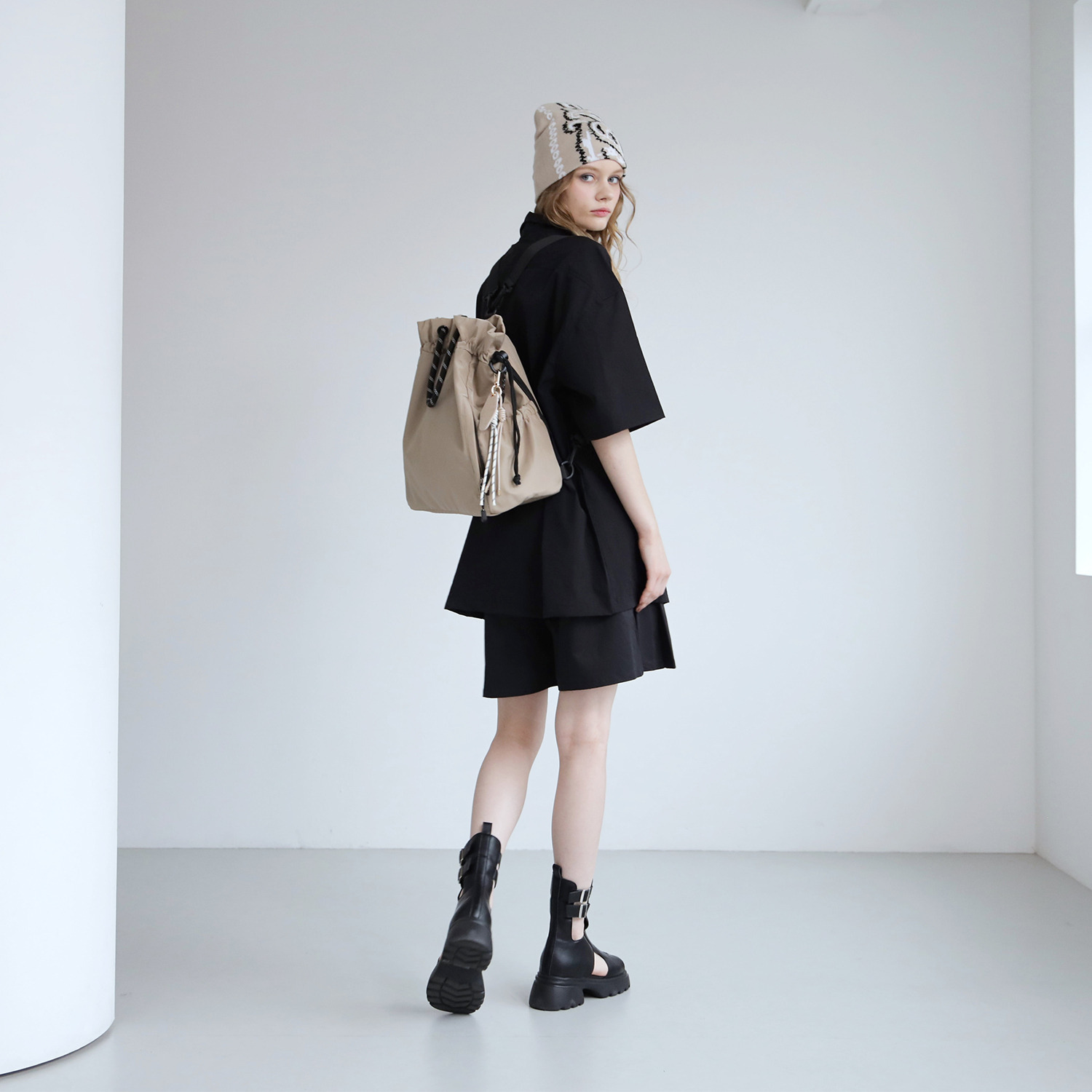 アルトローズ はっ水・軽量 チャーム付３ウェイバッグ “クラーク”