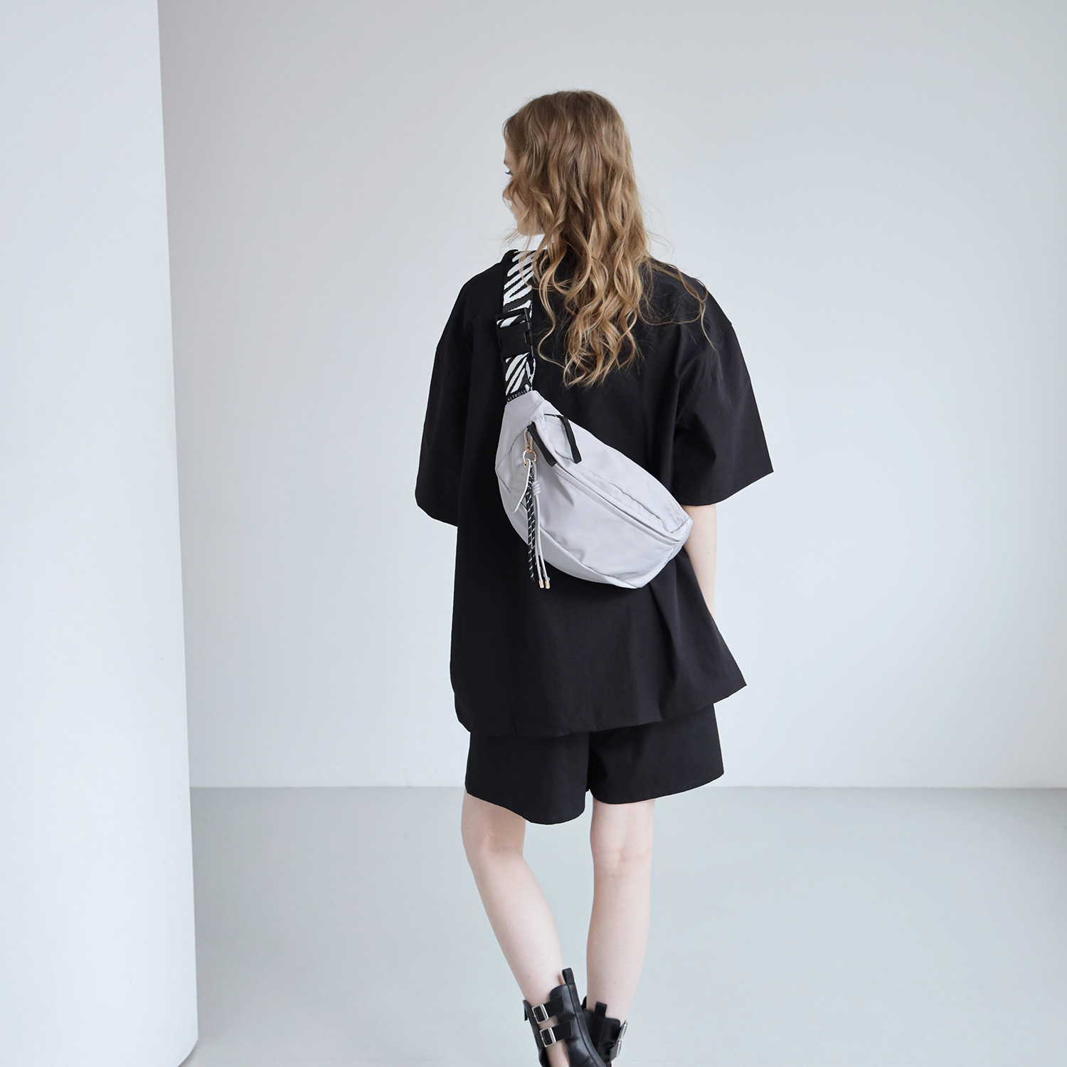 アルトローズ はっ水・軽量 チャーム付ボディバッグ “ティム”