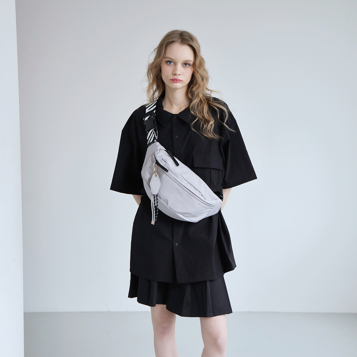 アルトローズ はっ水・軽量 チャーム付ボディバッグ “ティム”