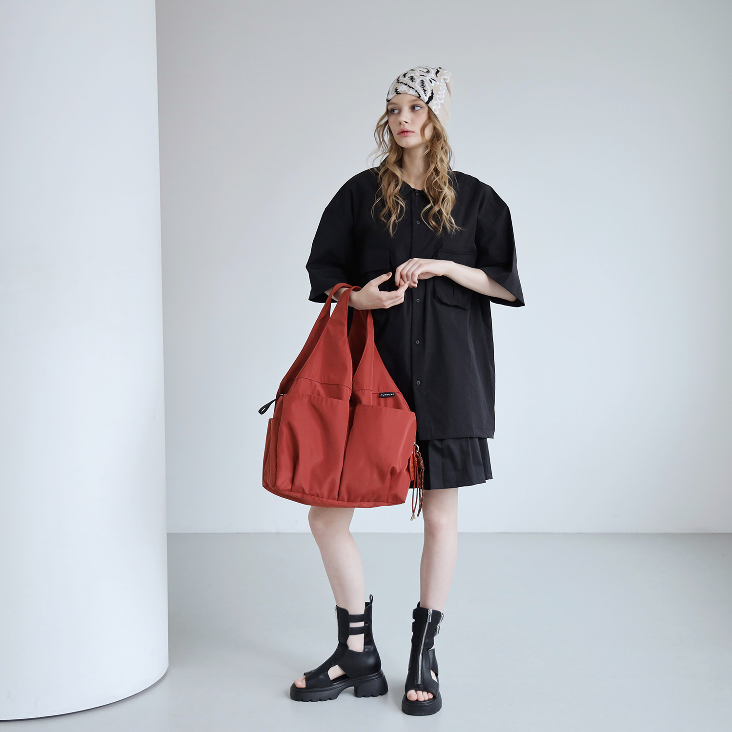 アルトローズ はっ水・軽量 チャーム付 １０ポケットトートバッグ “ティム”