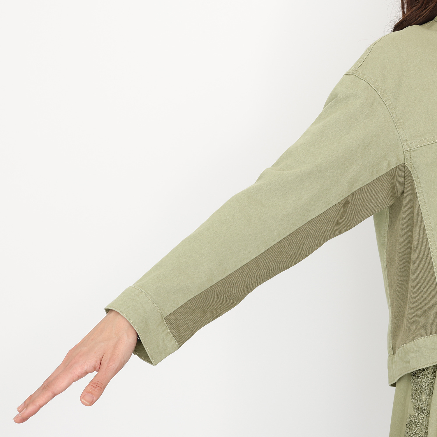 アトリエ　クース サイドリブ使いで ハッと驚く着心地に！ ライトデニムジャケット