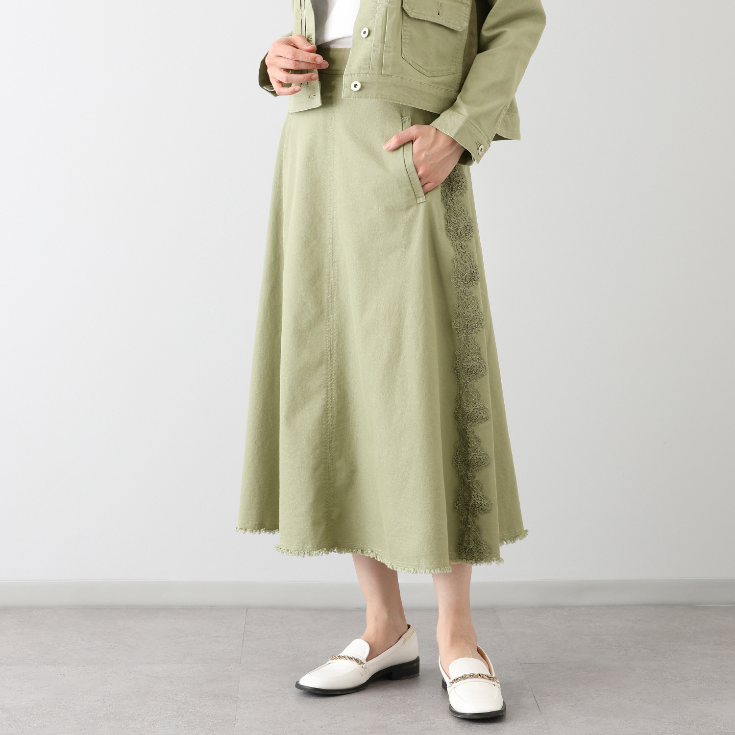 アトリエ　クース サイドレースが 華やかさと細見えを叶える ライトデニムスカート