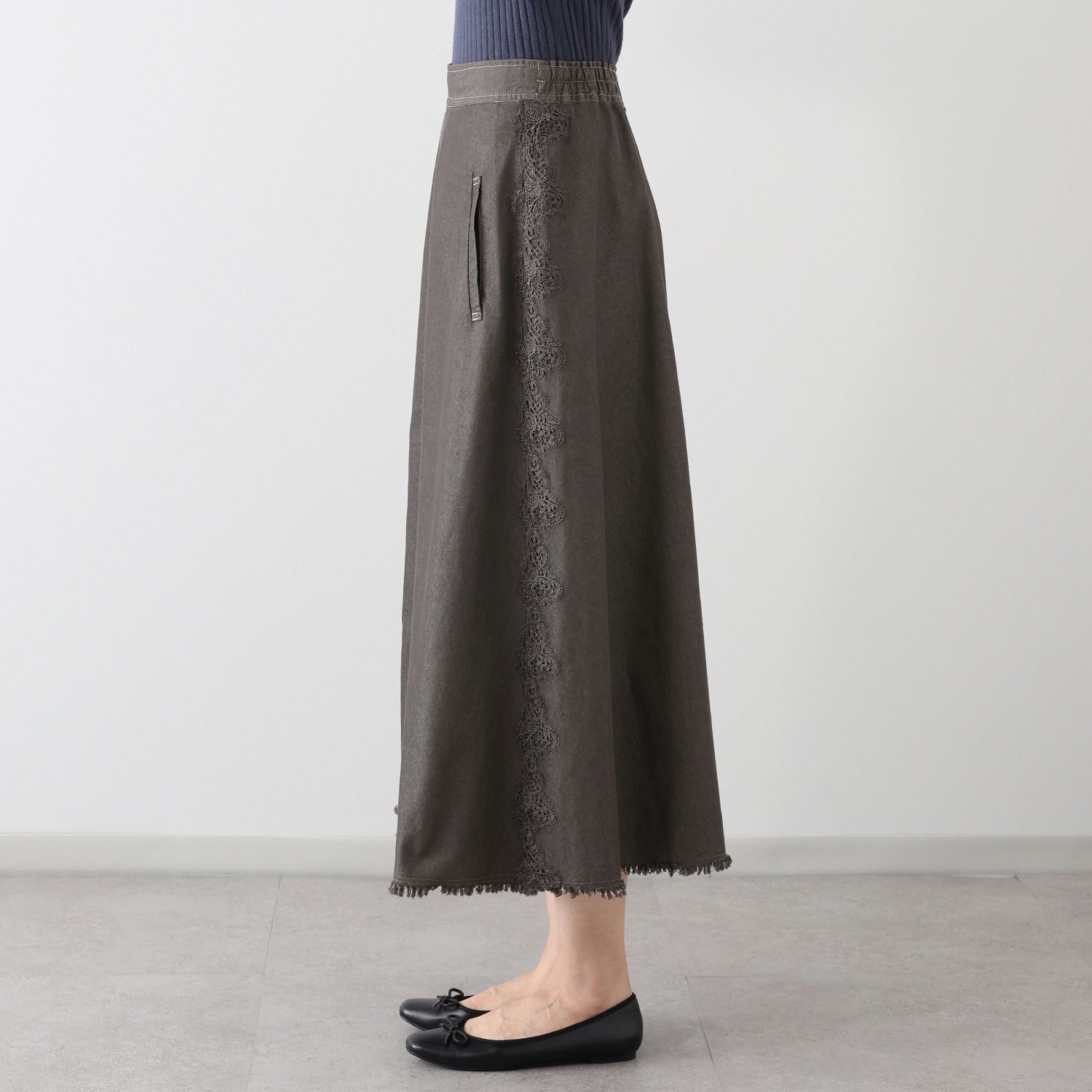 アトリエ　クース サイドレースが 華やかさと細見えを叶える ライトデニムスカート