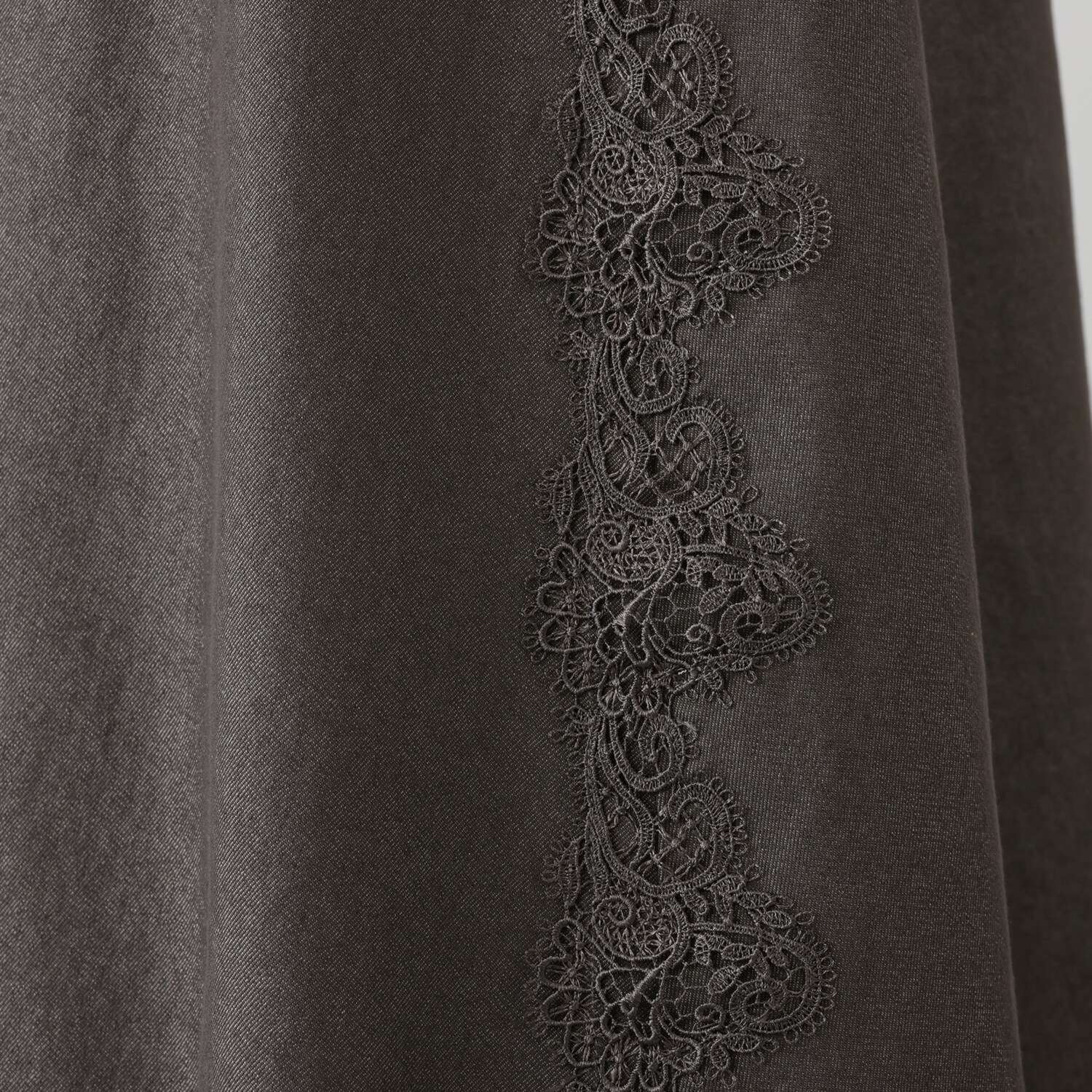 アトリエ　クース サイドレースが 華やかさと細見えを叶える ライトデニムスカート