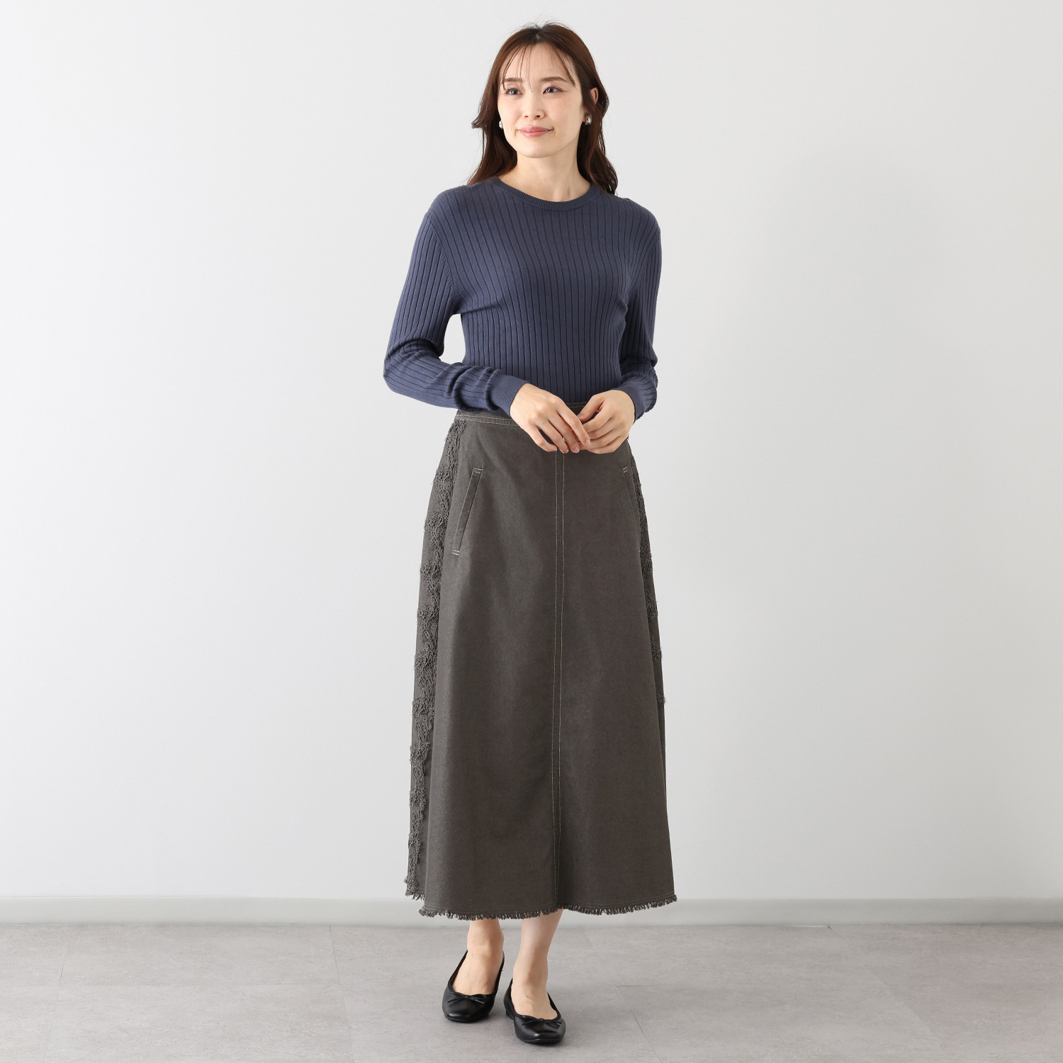 アトリエ　クース サイドレースが 華やかさと細見えを叶える ライトデニムスカート