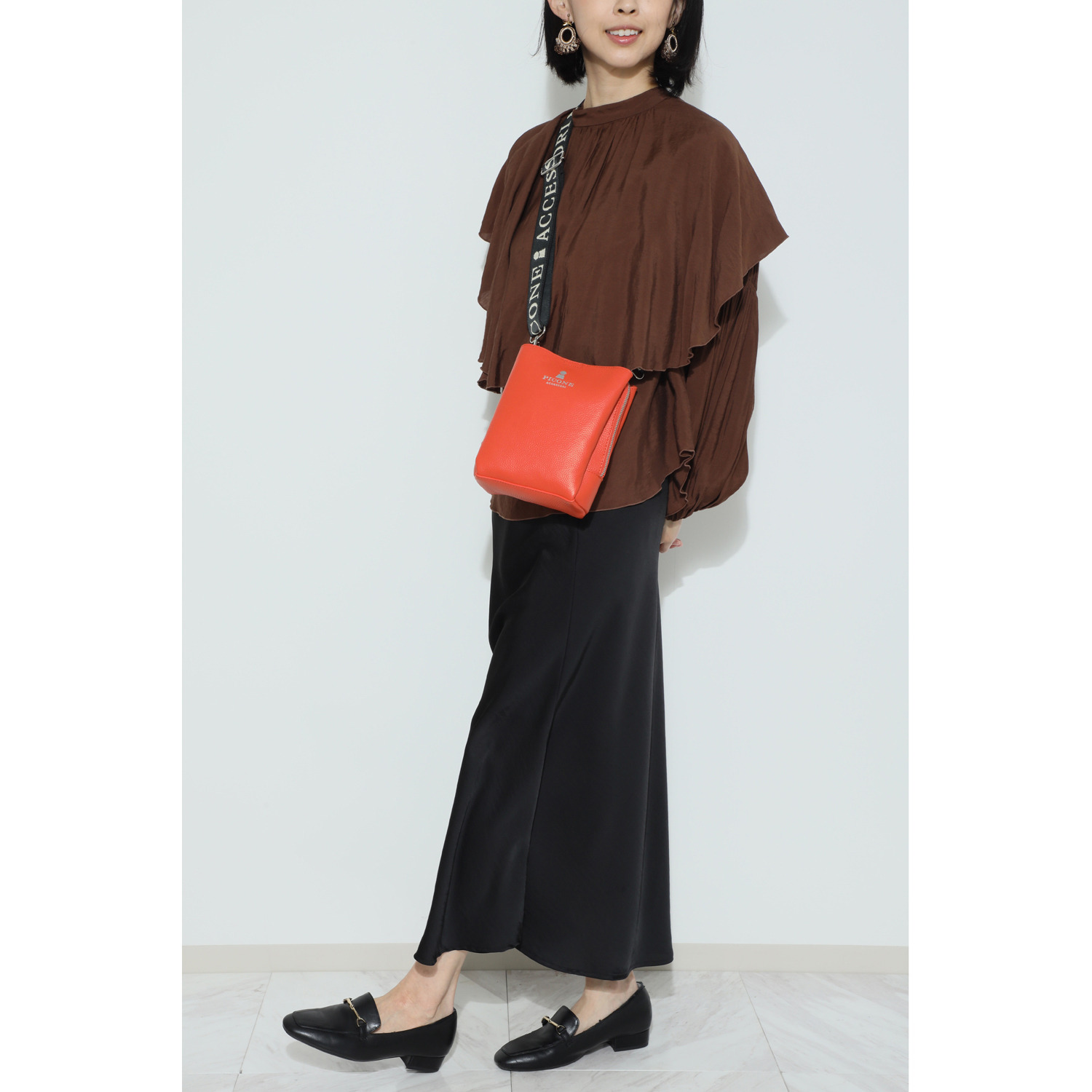 ピッコーネ アッチェッソーリ バンダナハンカチ付 牛革３層ショルダーバッグ