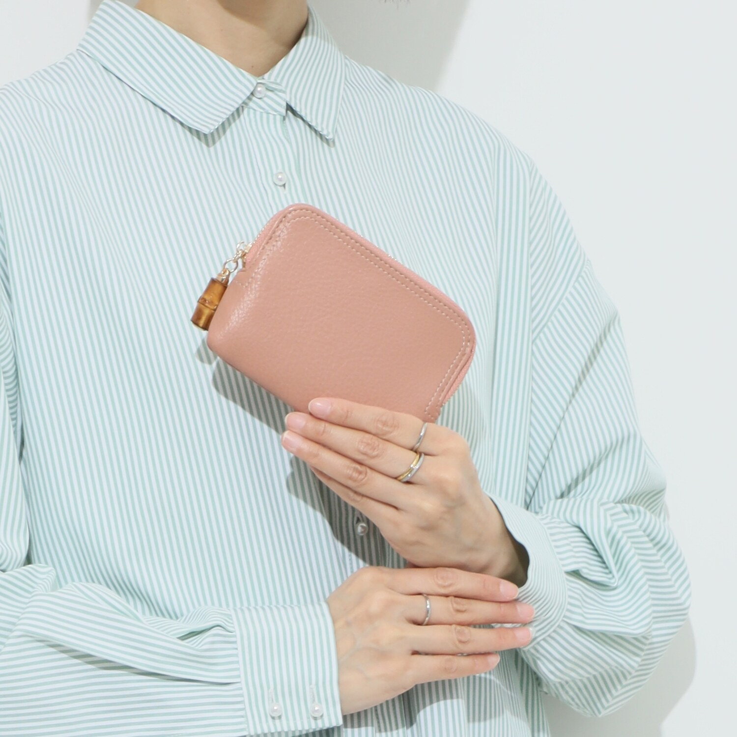 ピソラロ ポーチみたいに使える！ やわらか フラグメントウォレット