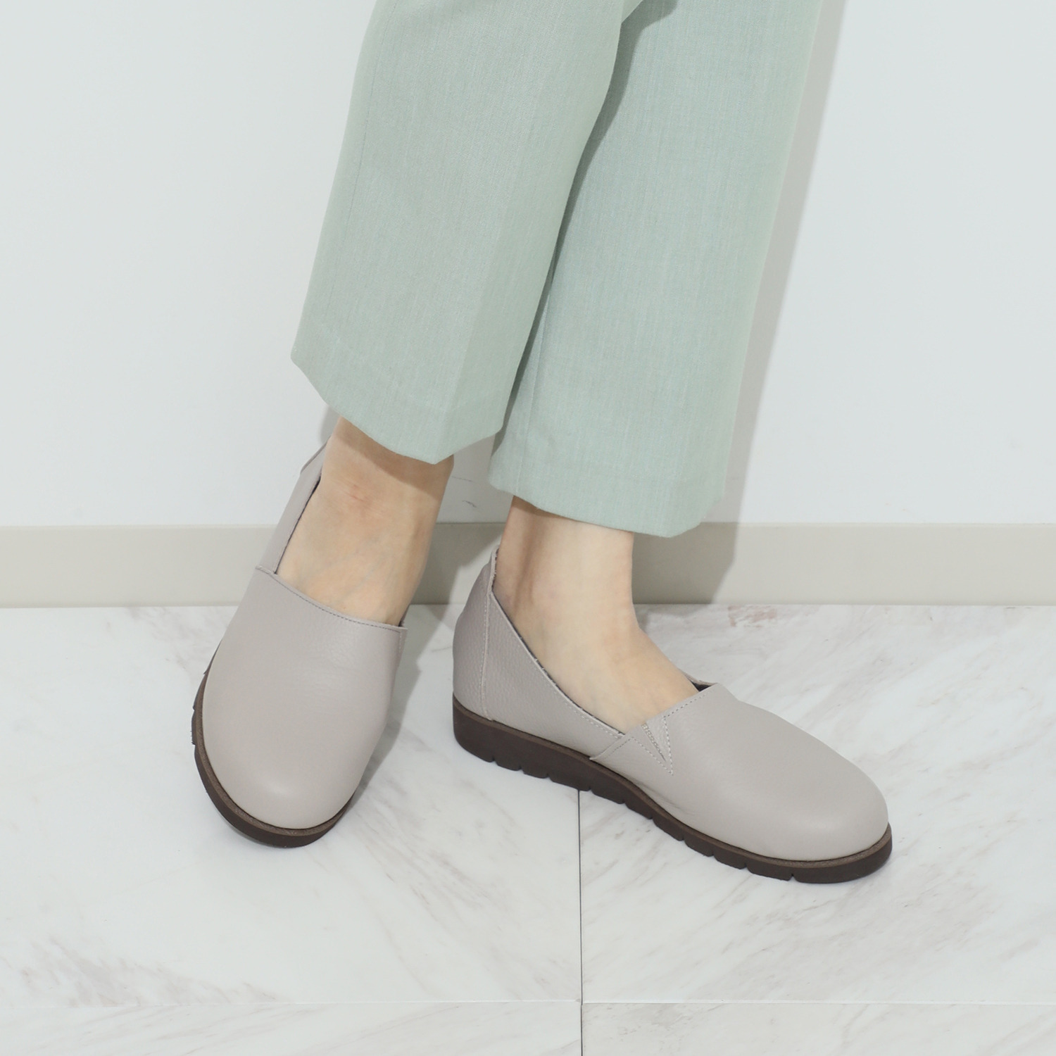 フィグリーノ 日本製　はっ水牛革 柔らか仕立て　超軽量 ラウンドトゥ　リラックス ウエッジソールシューズ