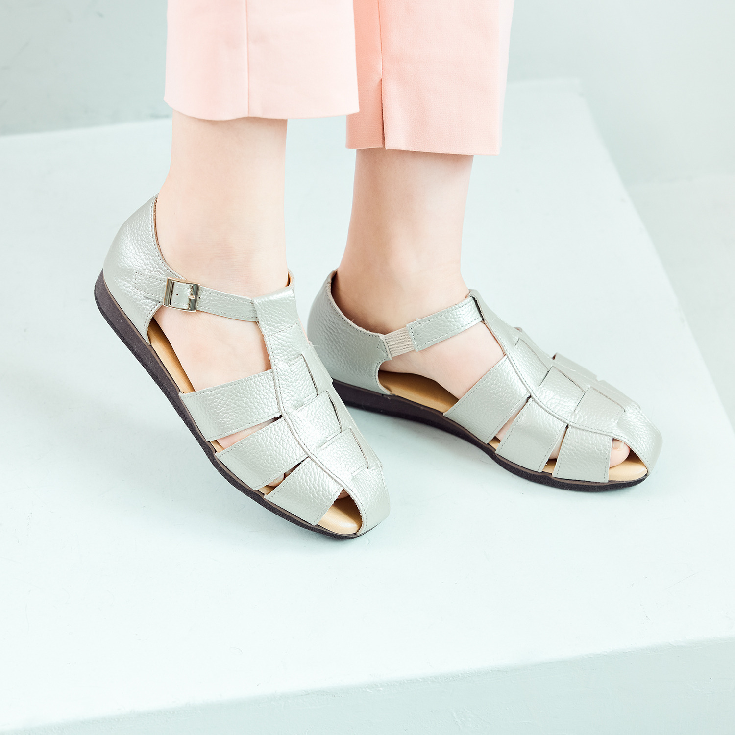 フィグリーノ 日本製　はっ水牛革 柔らか仕立て　超軽量 リラックスグルカサンダル