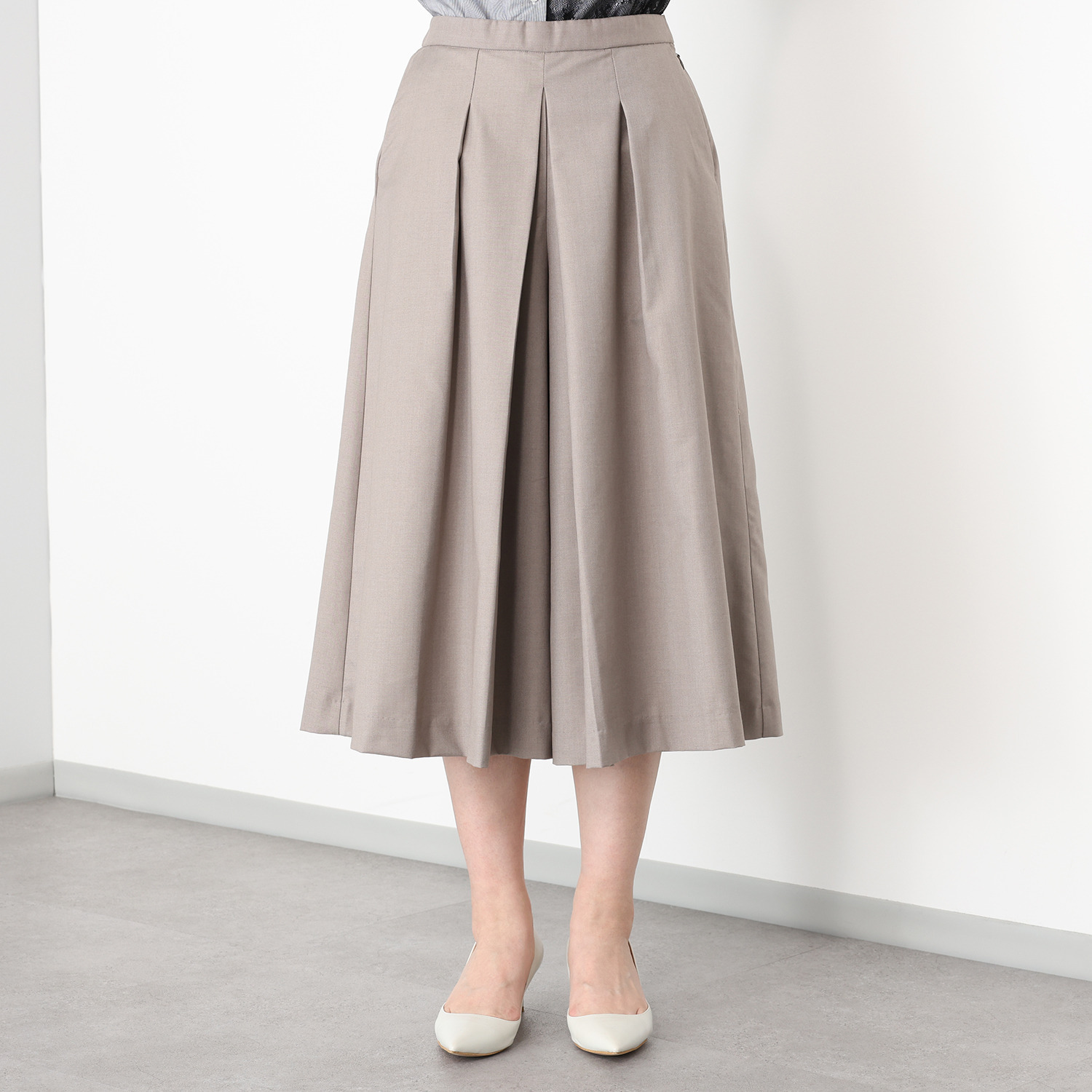 ラ　ヴァーグ　デトワール 人気の素材をリバイバル 軽くて上品 まるでウール見え 大人のキュロットパンツ