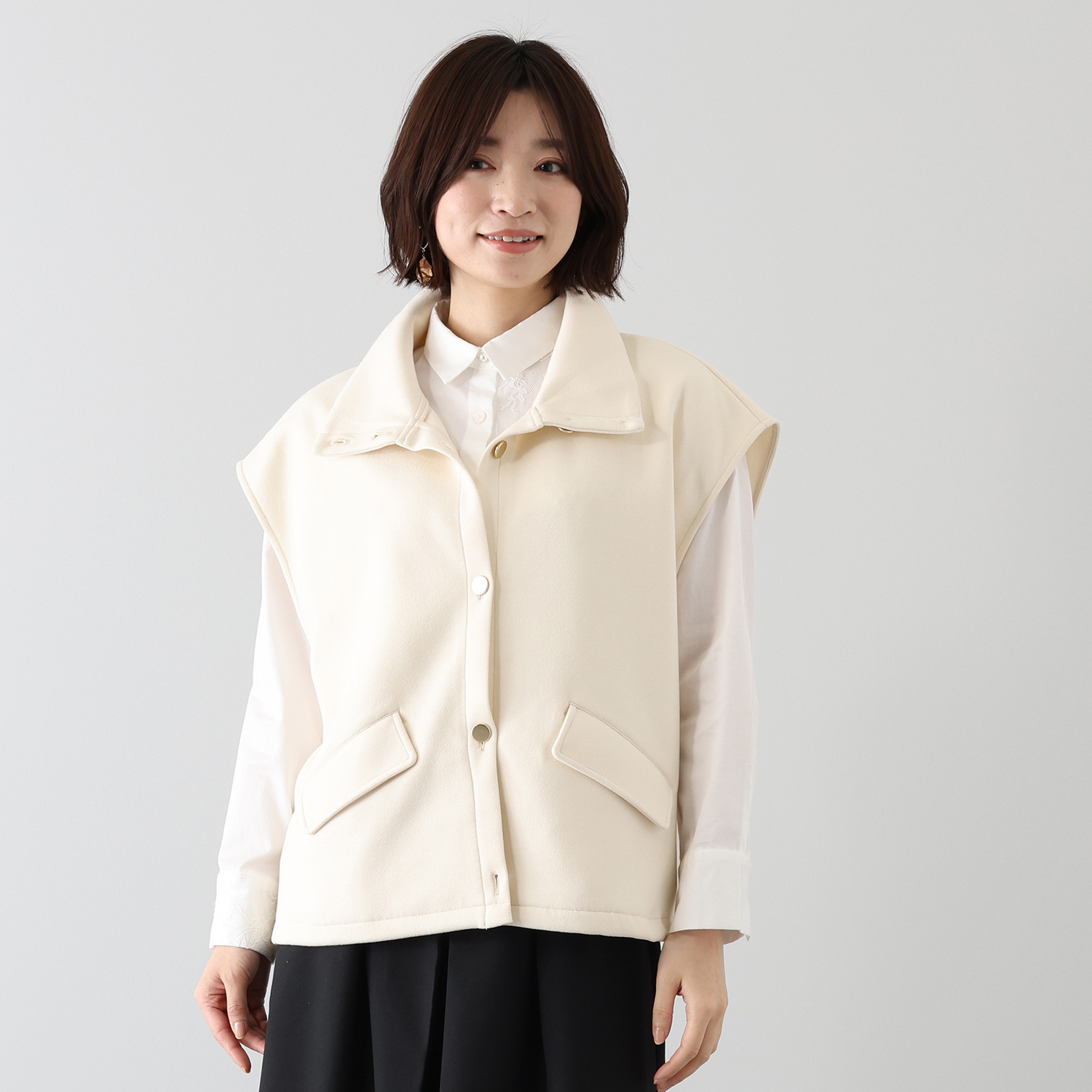 ラ　ヴァーグ　デトワール コーディネイトの バリエーションが広がる プラスオンアイテム スタンドカラー ボリュームベスト