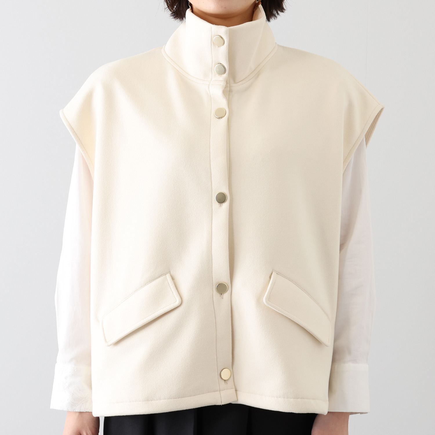 ラ　ヴァーグ　デトワール コーディネイトの バリエーションが広がる プラスオンアイテム スタンドカラー ボリュームベスト